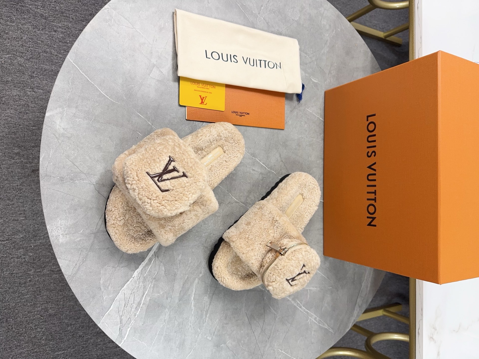 LV 高仿羊羔絨拖鞋 米色口袋款｜歐美奢侈品精品推薦