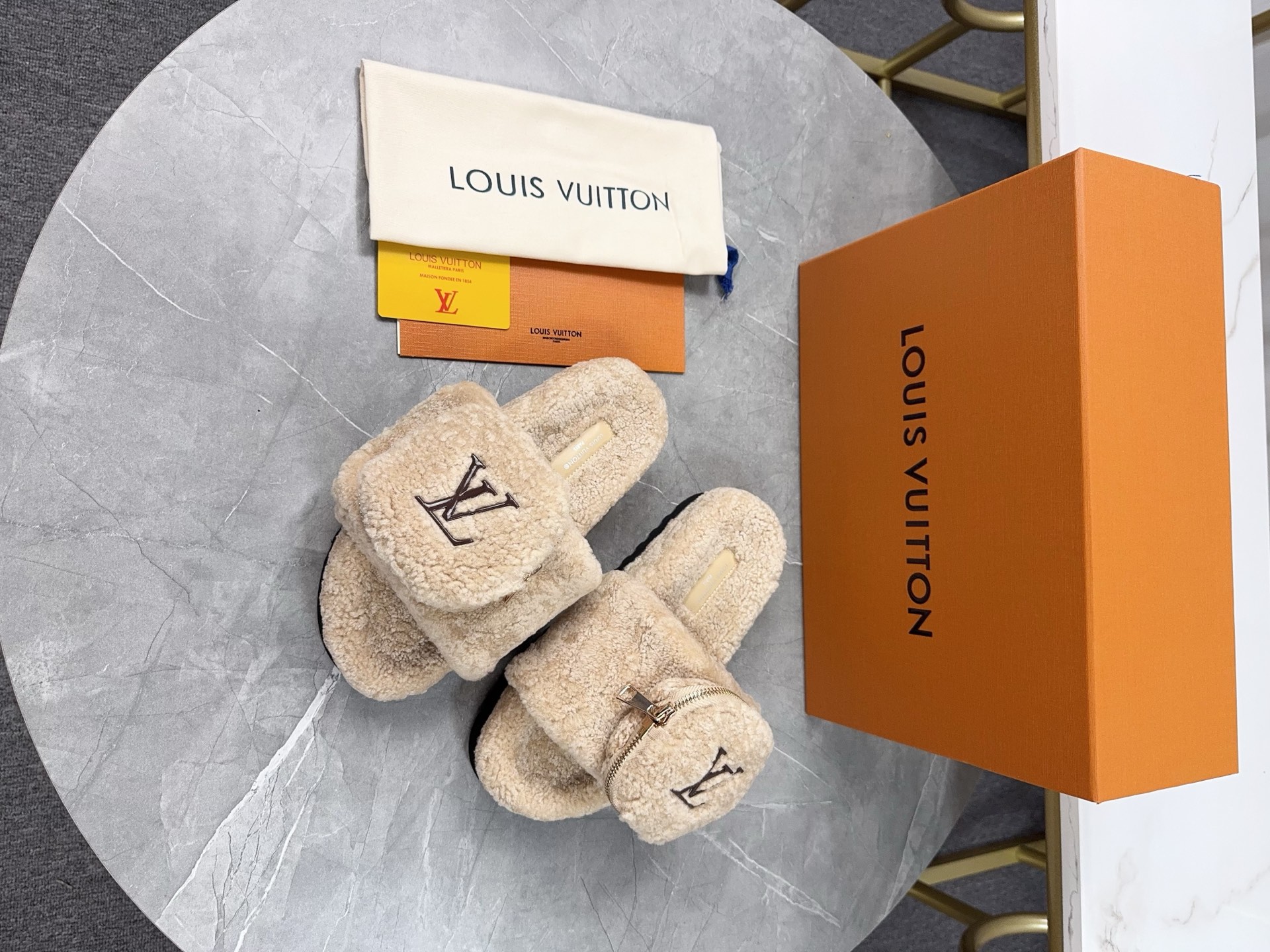 LV 高仿羊羔絨拖鞋 米色口袋款｜歐美奢侈品精品推薦