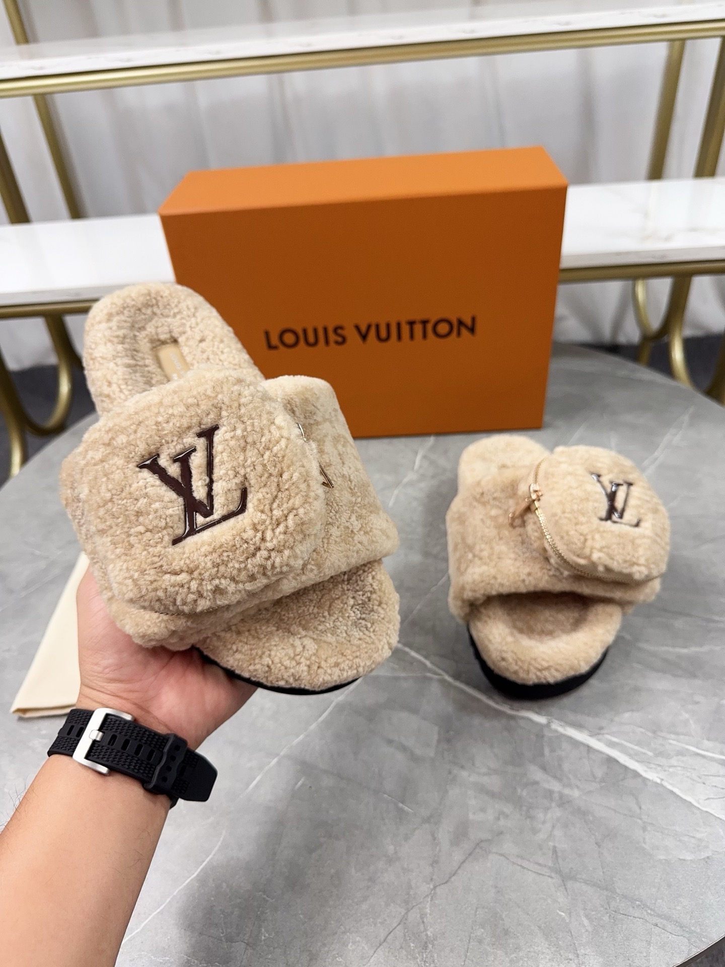 LV 高仿羊羔絨拖鞋 米色口袋款｜歐美奢侈品精品推薦