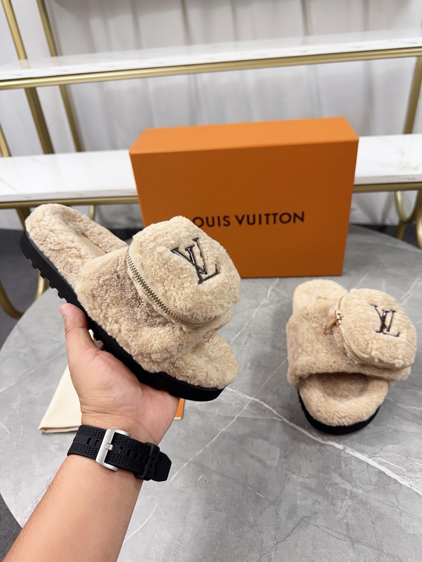LV 高仿羊羔絨拖鞋 米色口袋款｜歐美奢侈品精品推薦