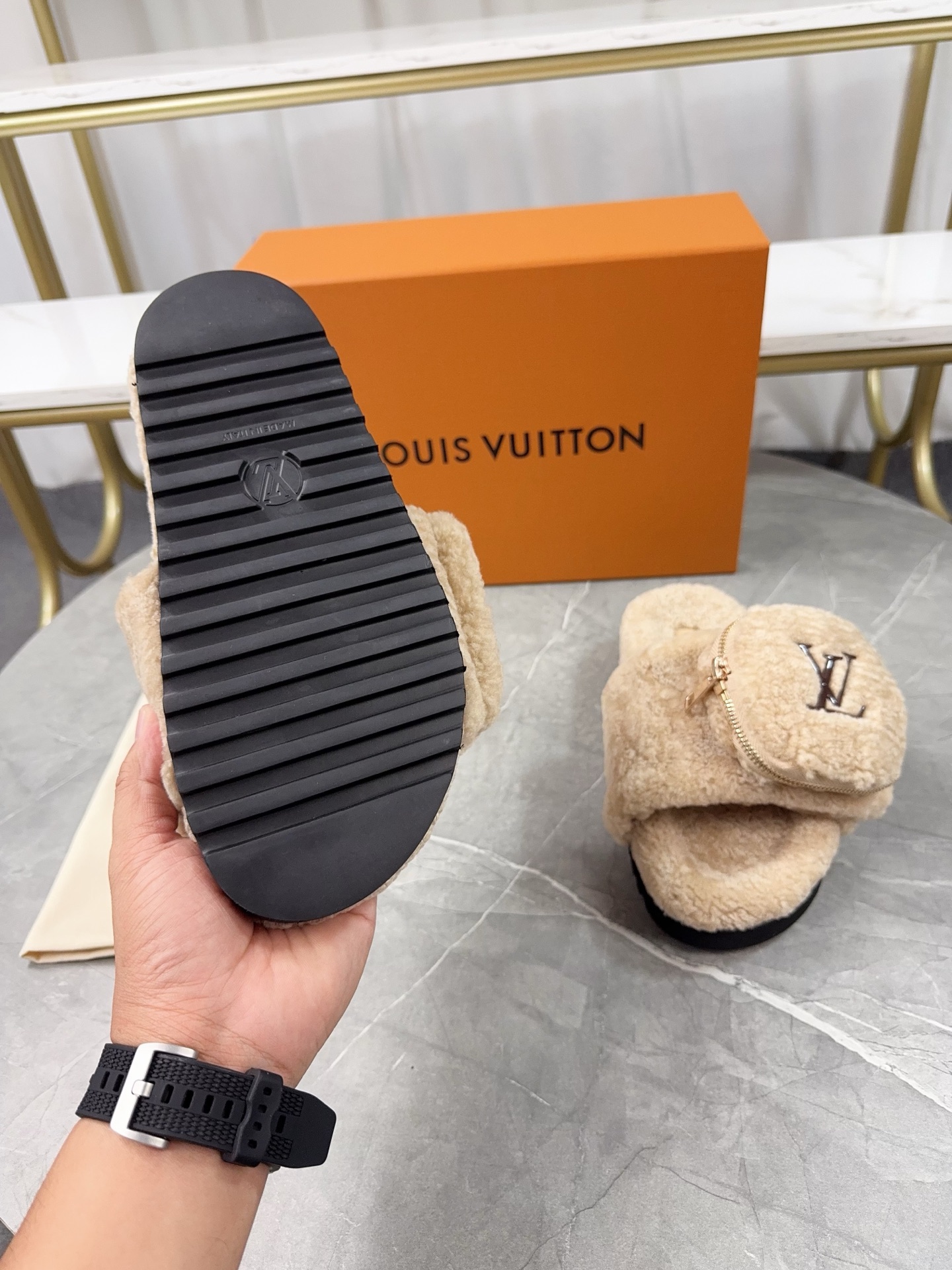 LV 高仿羊羔絨拖鞋 米色口袋款｜歐美奢侈品精品推薦