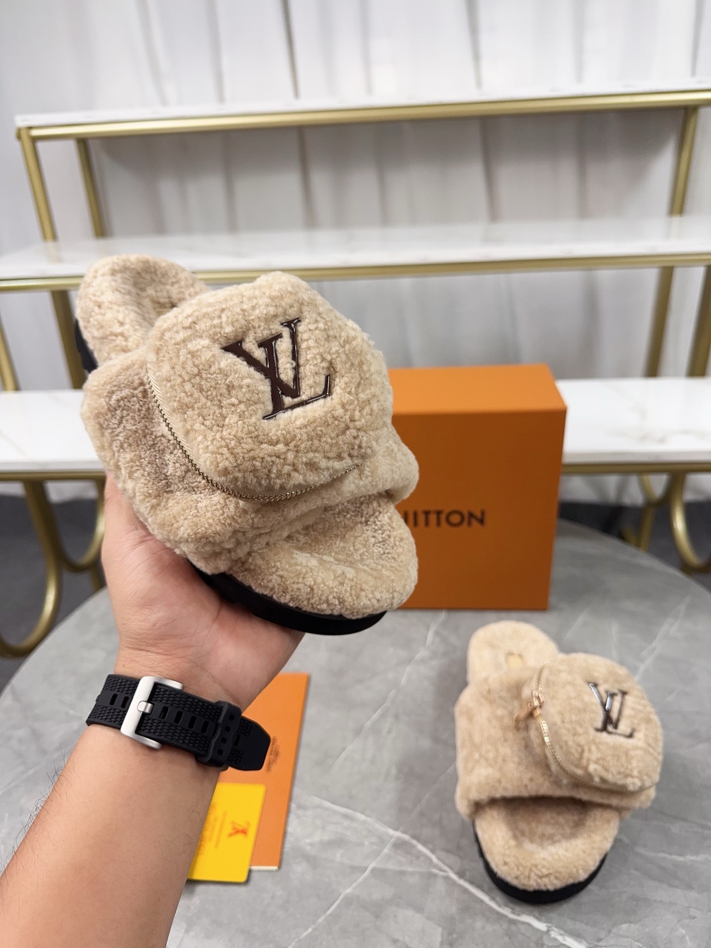 LV 高仿羊羔絨拖鞋 米色口袋款｜歐美奢侈品精品推薦