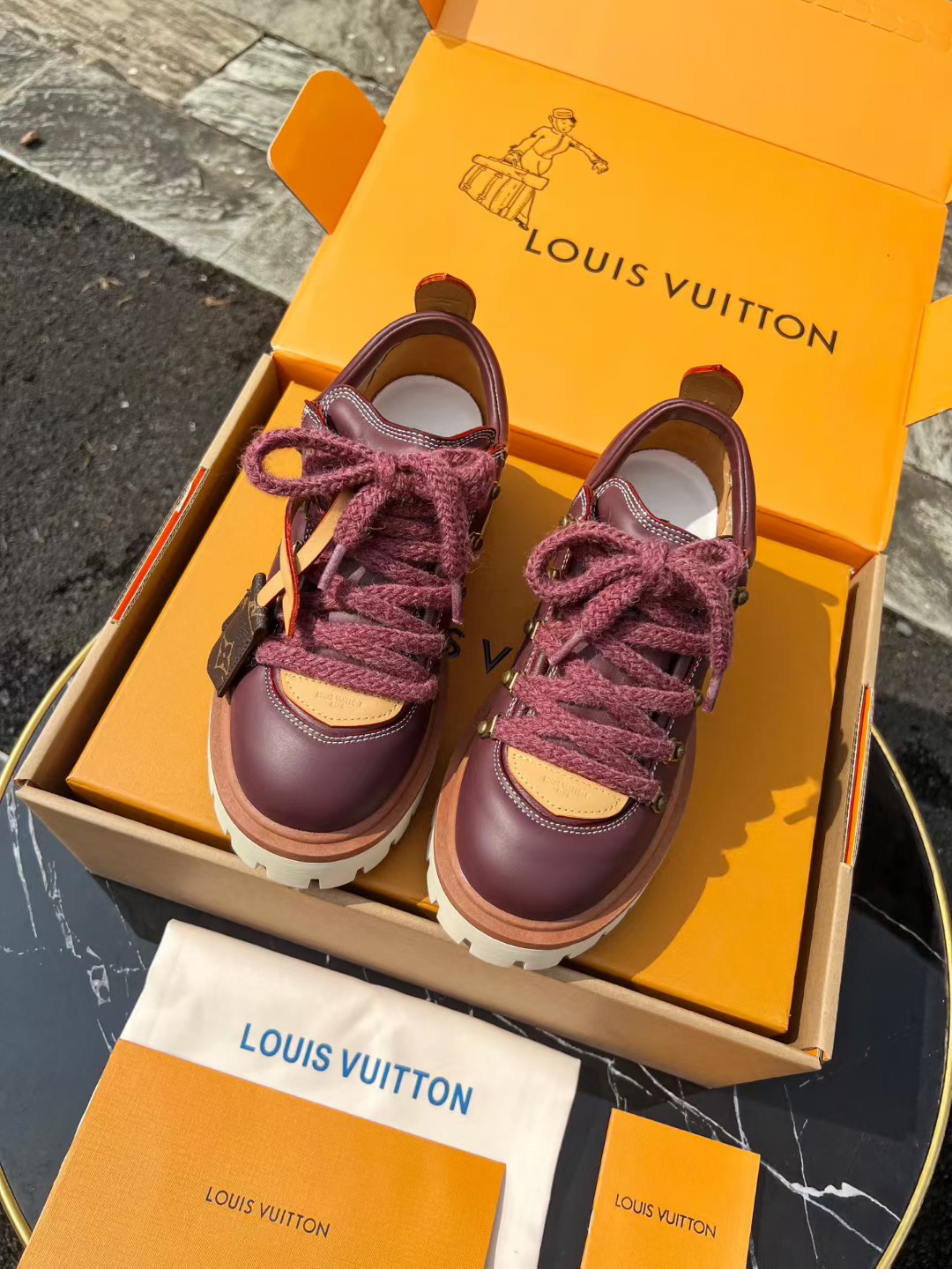LV 高仿厚底休閒鞋 酒紅撞色設計款｜歐美奢侈品精品推薦