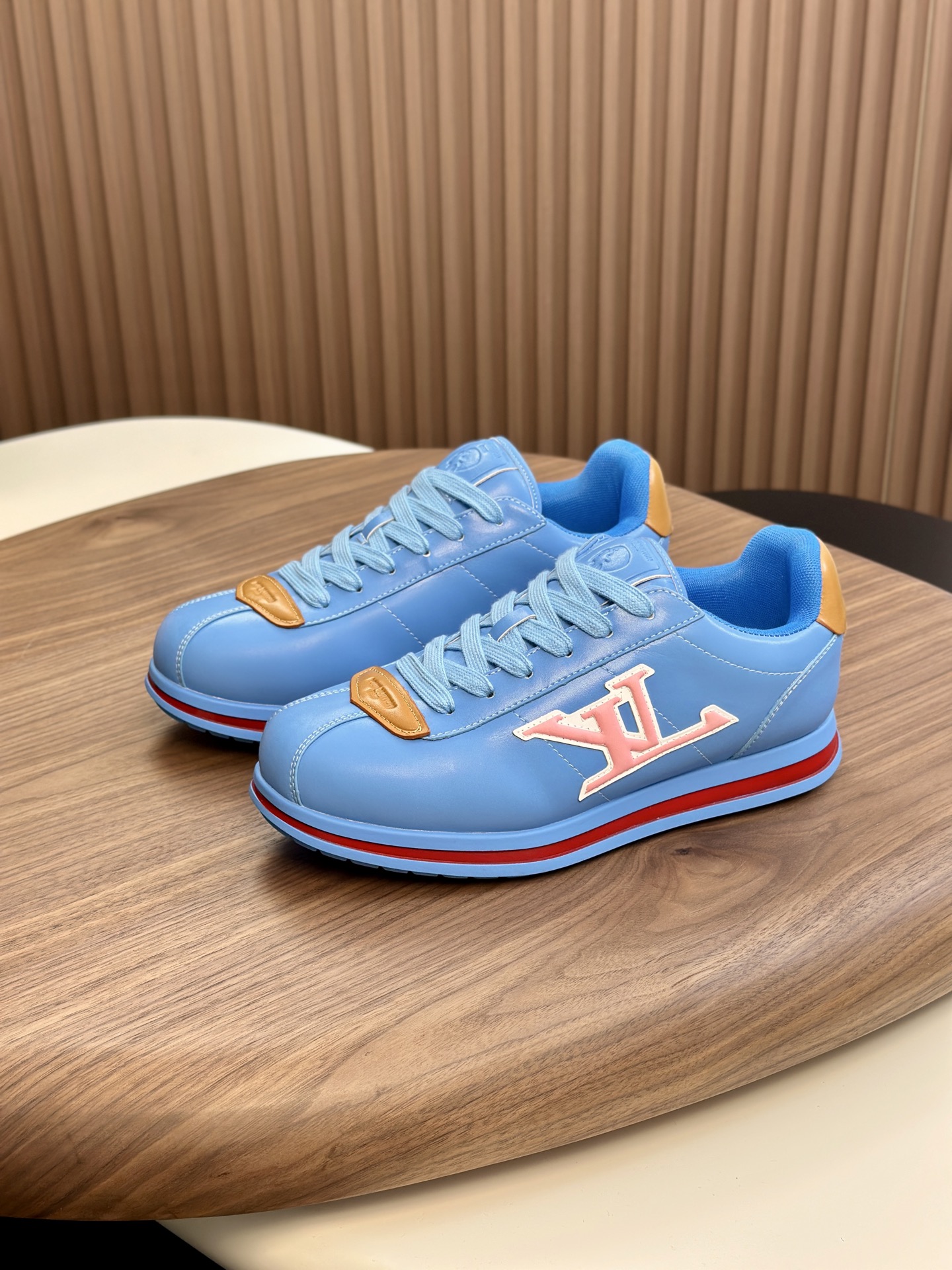 LV 高仿運動鞋 湖水藍拼棕色亮眼款｜歐美奢侈品精品推薦