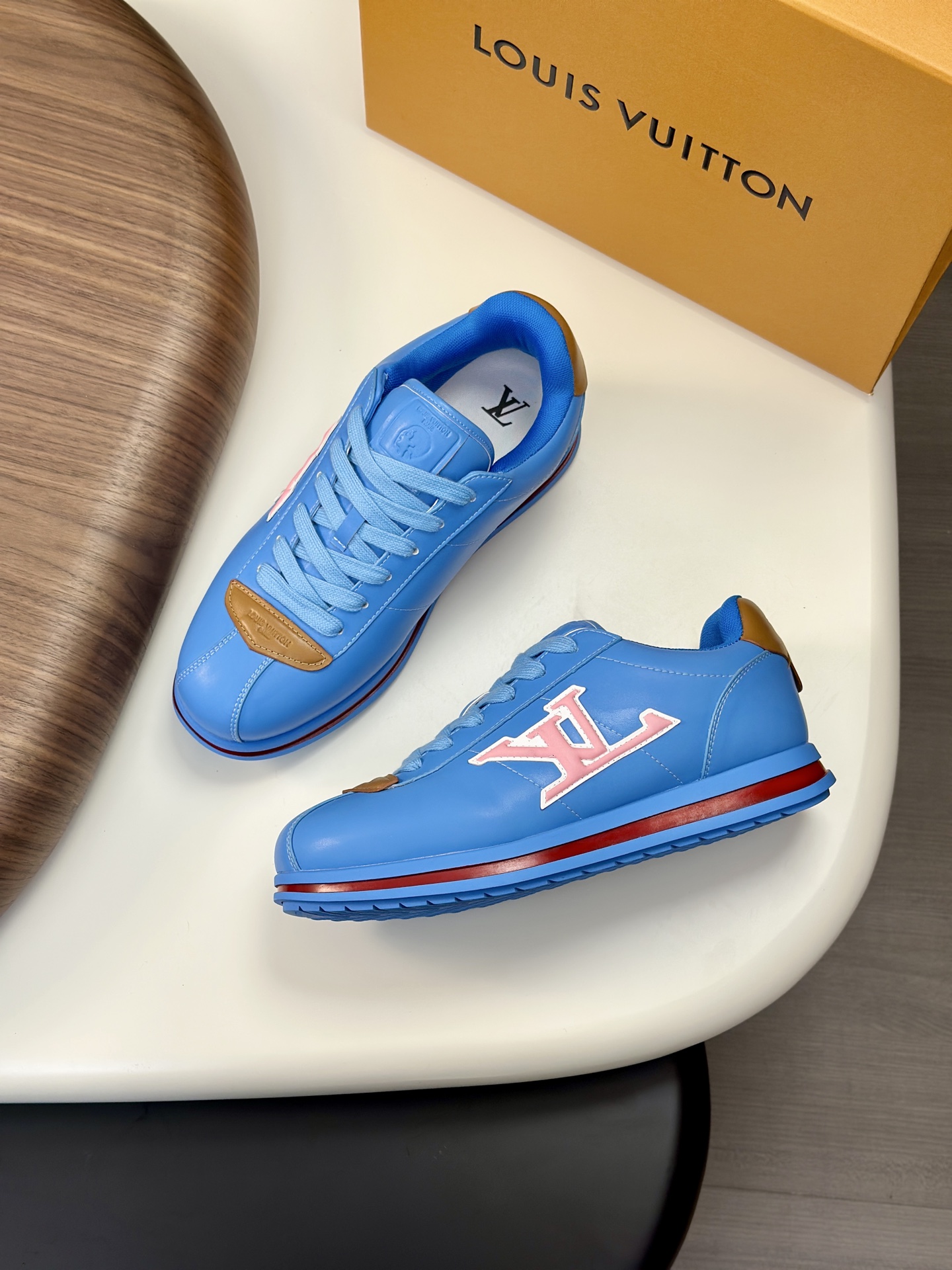 LV 高仿運動鞋 湖水藍拼棕色亮眼款｜歐美奢侈品精品推薦