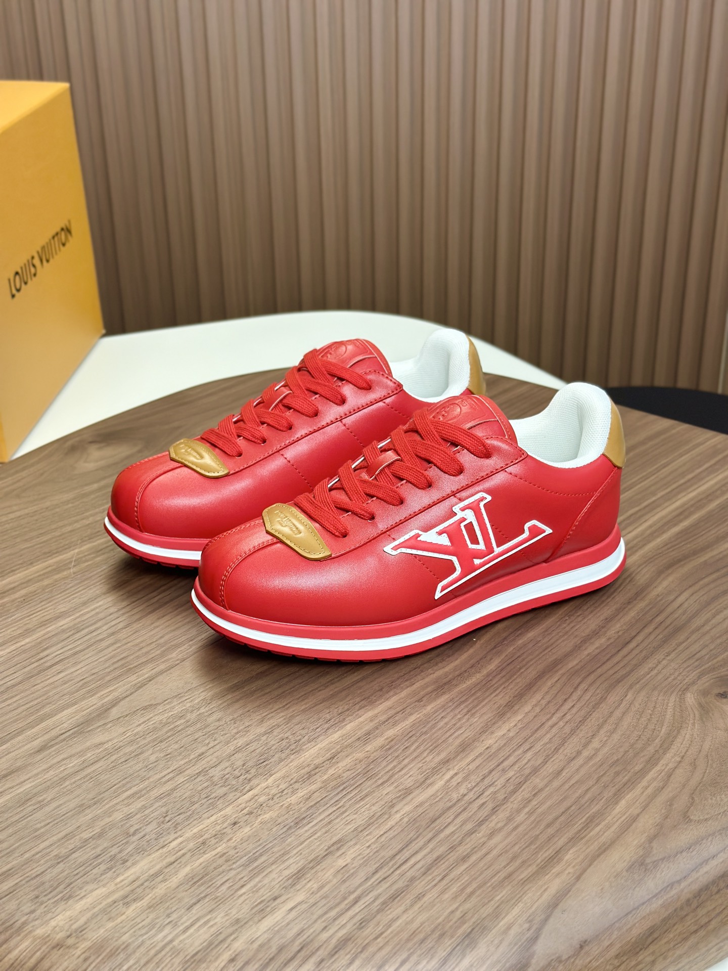 LV 高仿運動鞋 亮紅色時尚百搭款｜歐美奢侈品精品推薦
