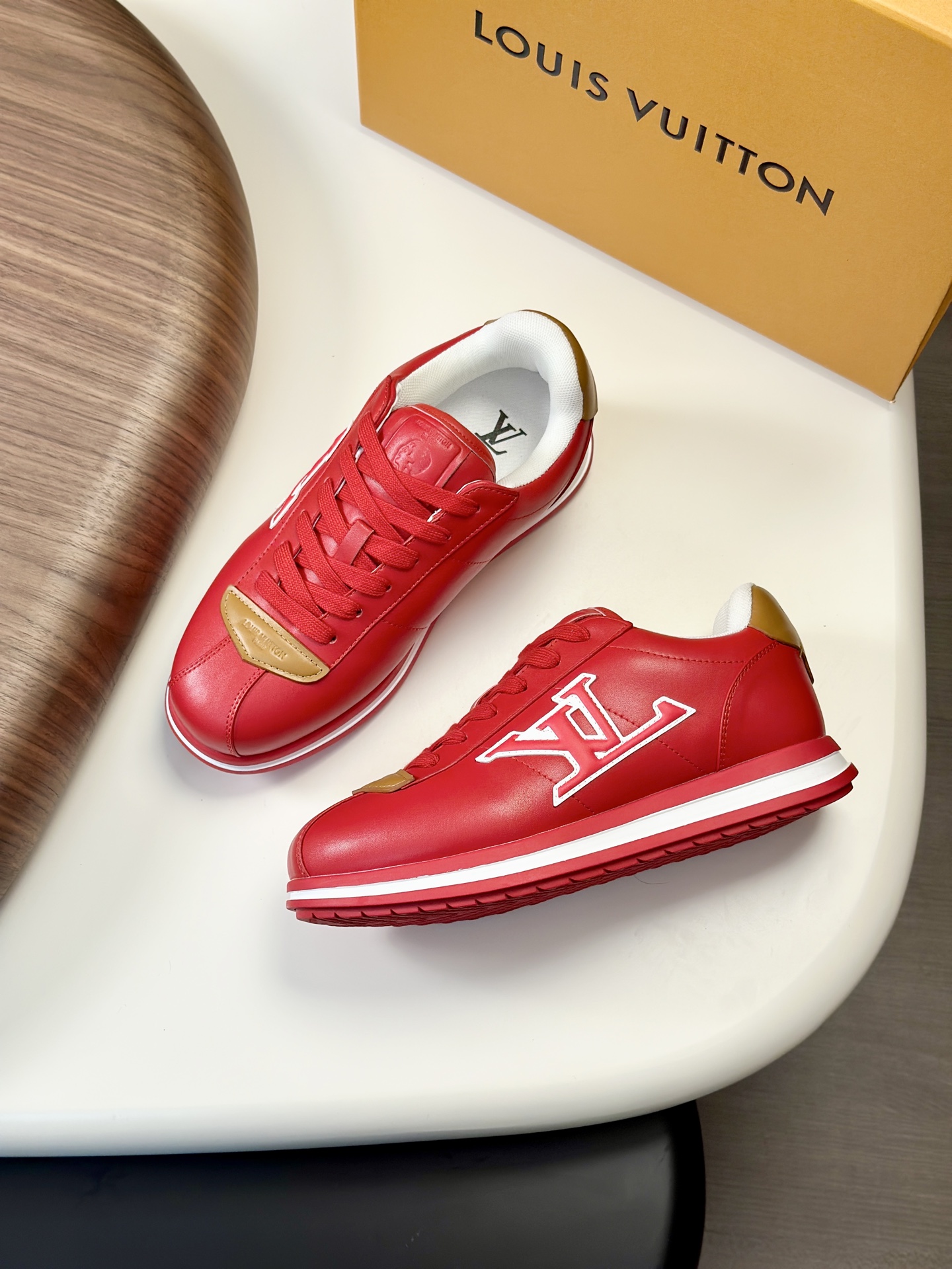 LV 高仿運動鞋 亮紅色時尚百搭款｜歐美奢侈品精品推薦