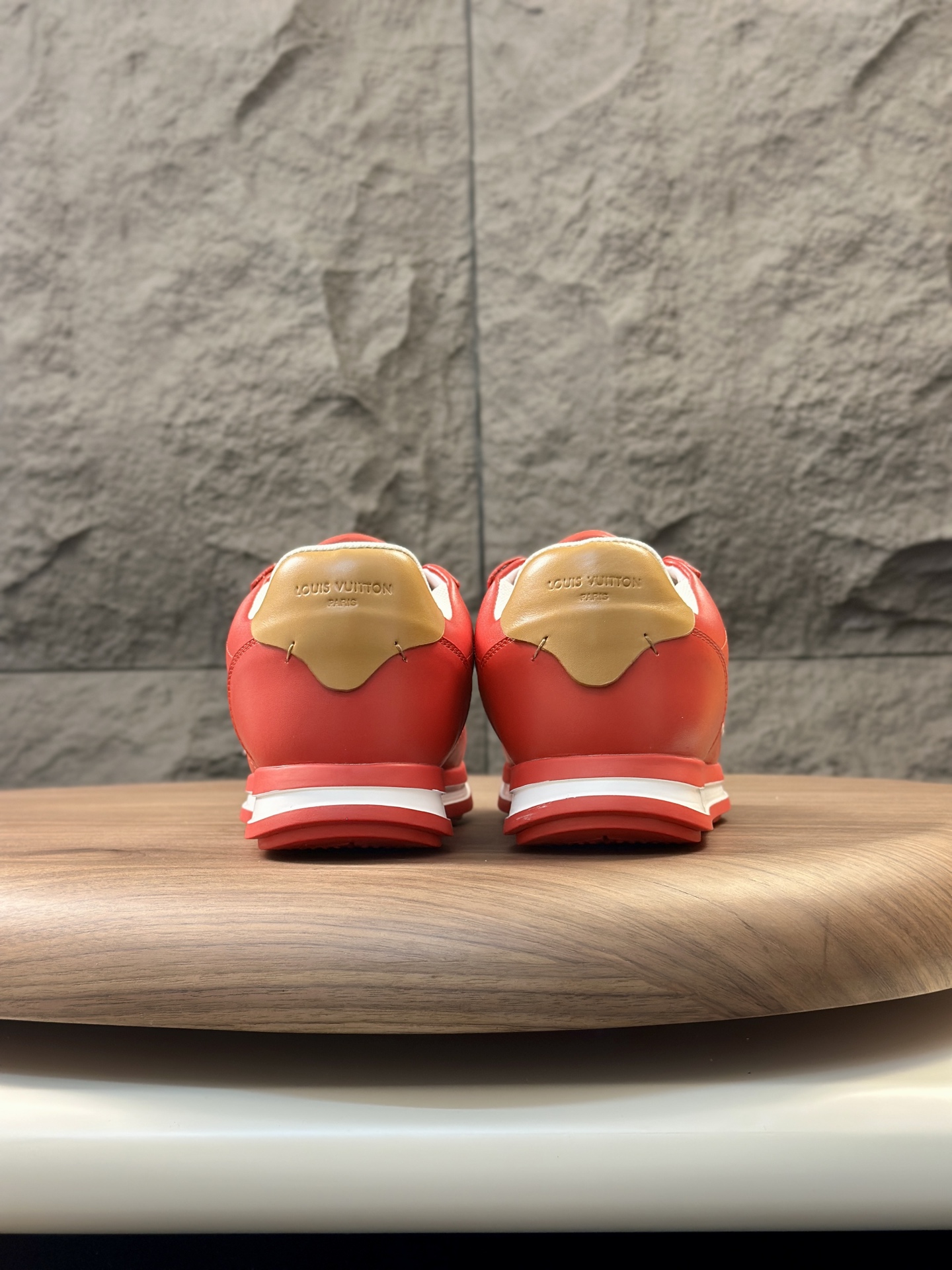 LV 高仿運動鞋 亮紅色時尚百搭款｜歐美奢侈品精品推薦