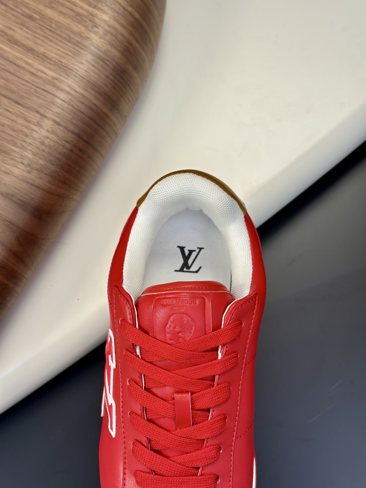 LV 高仿運動鞋 亮紅色時尚百搭款｜歐美奢侈品精品推薦