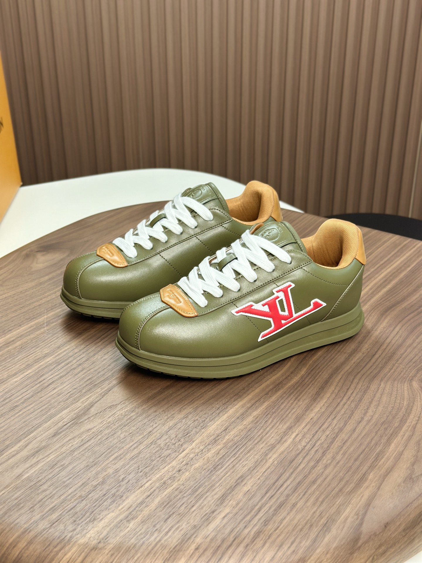 LV 高仿運動鞋 綠色休閒百搭款｜歐美奢侈品精品推薦