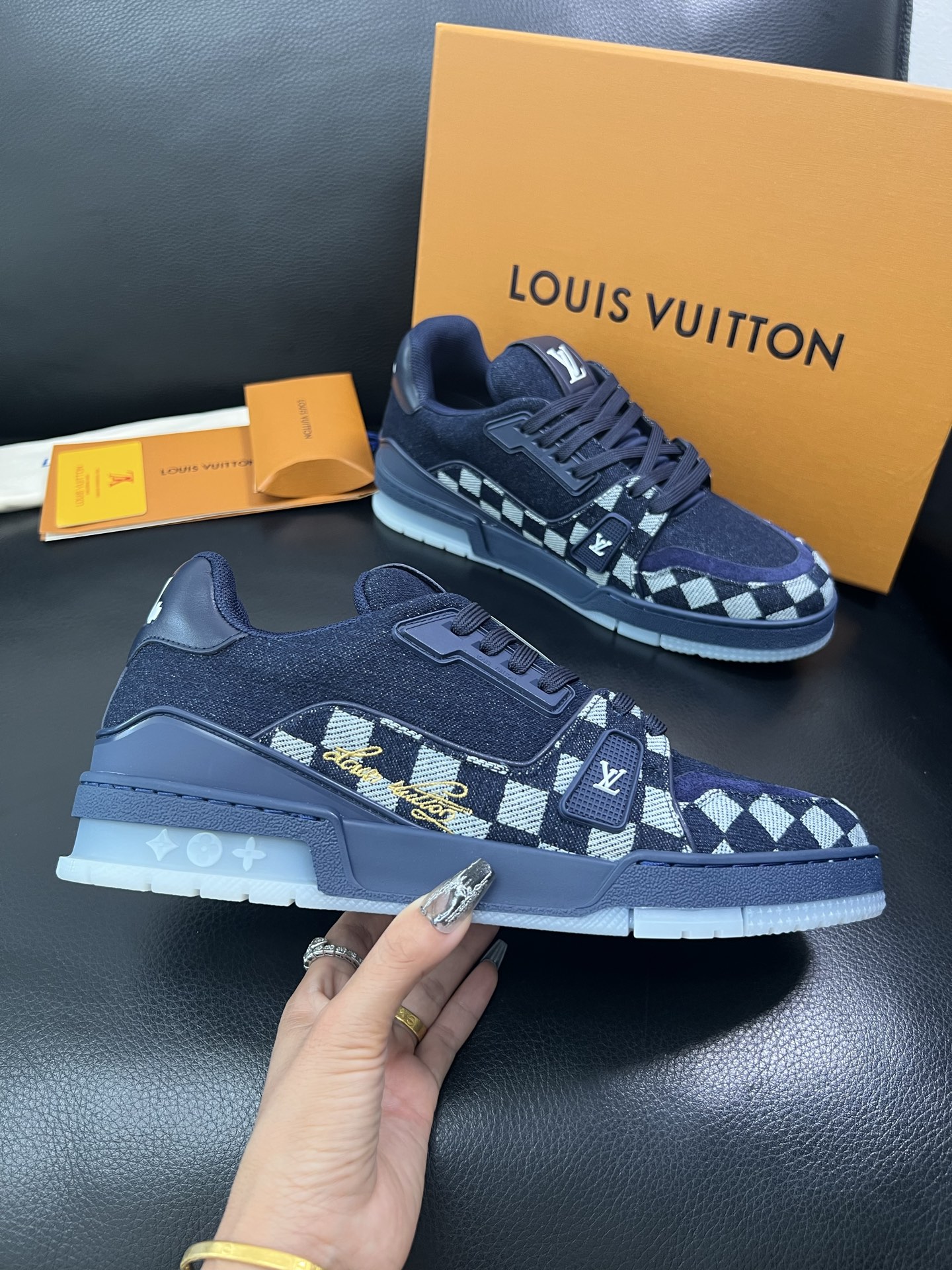 LV 高仿棋盤格運動鞋 藍色帆布 經典百搭款｜歐美奢侈品精品推薦