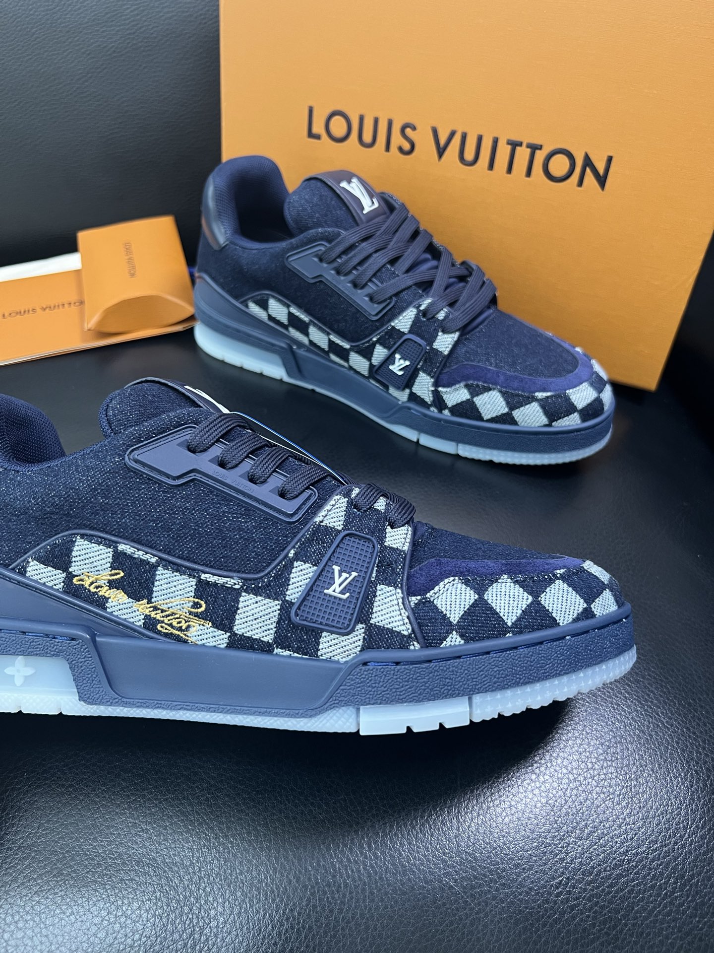 LV 高仿棋盤格運動鞋 藍色帆布 經典百搭款｜歐美奢侈品精品推薦