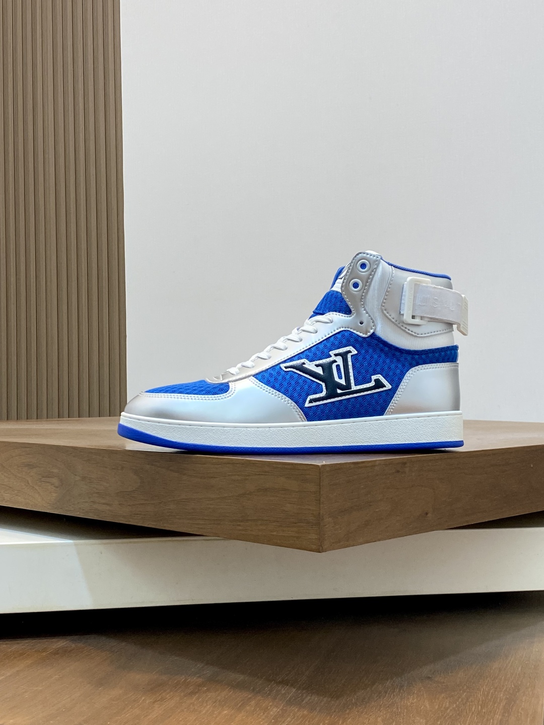 LV 一比一藍白高筒運動鞋 金屬質感 時尚百搭款|超A仿原單精品圖片 14 LV 一比一藍白高筒運動鞋 金屬質感 時尚百搭款|歐美奢侈品精品推薦