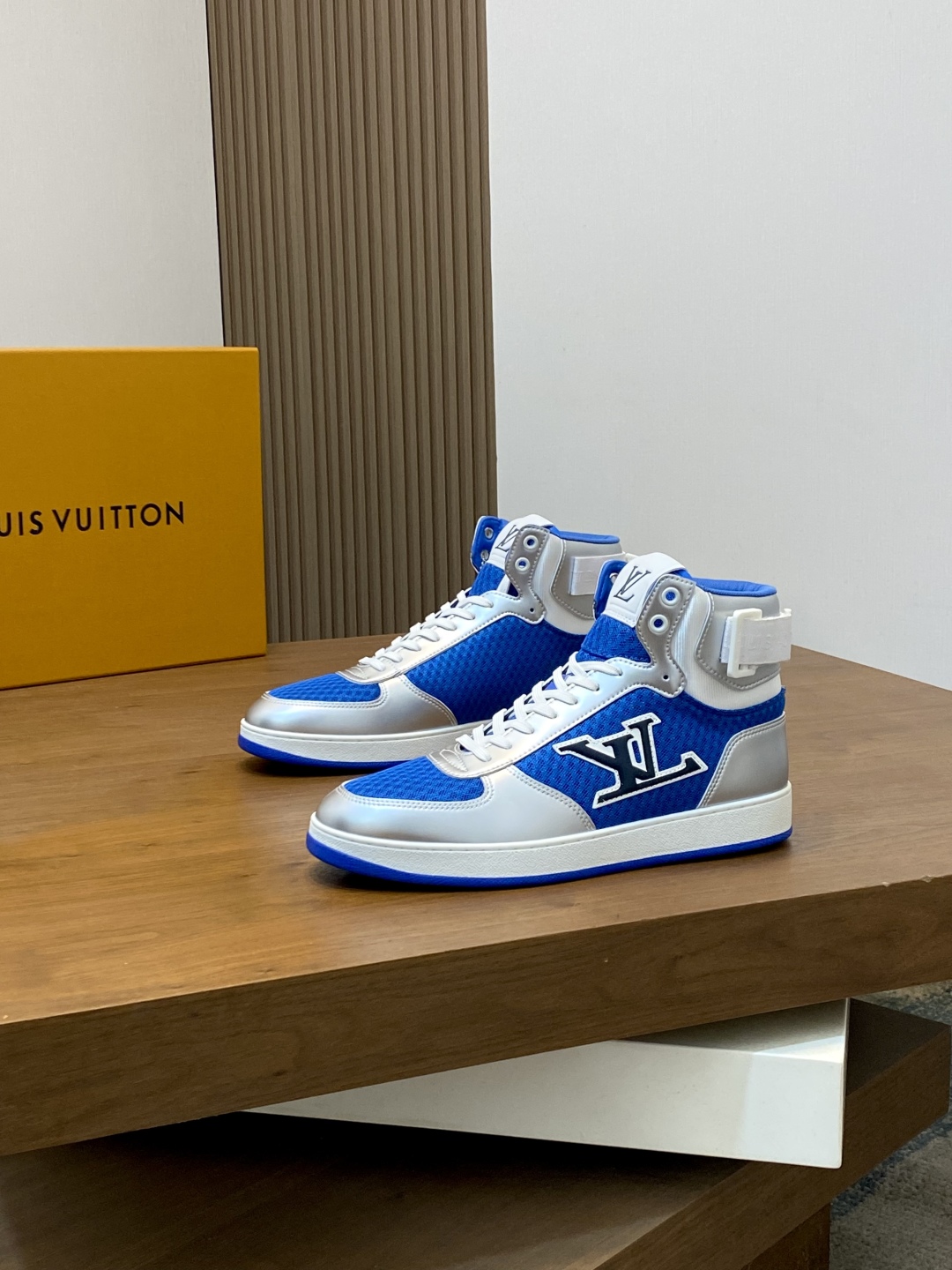 LV 一比一藍白高筒運動鞋 金屬質感 時尚百搭款｜歐美奢侈品精品推薦