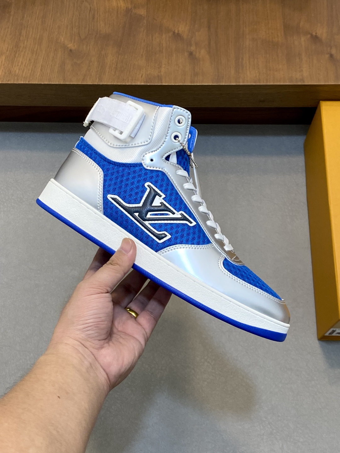 LV 一比一藍白高筒運動鞋 金屬質感 時尚百搭款｜歐美奢侈品精品推薦