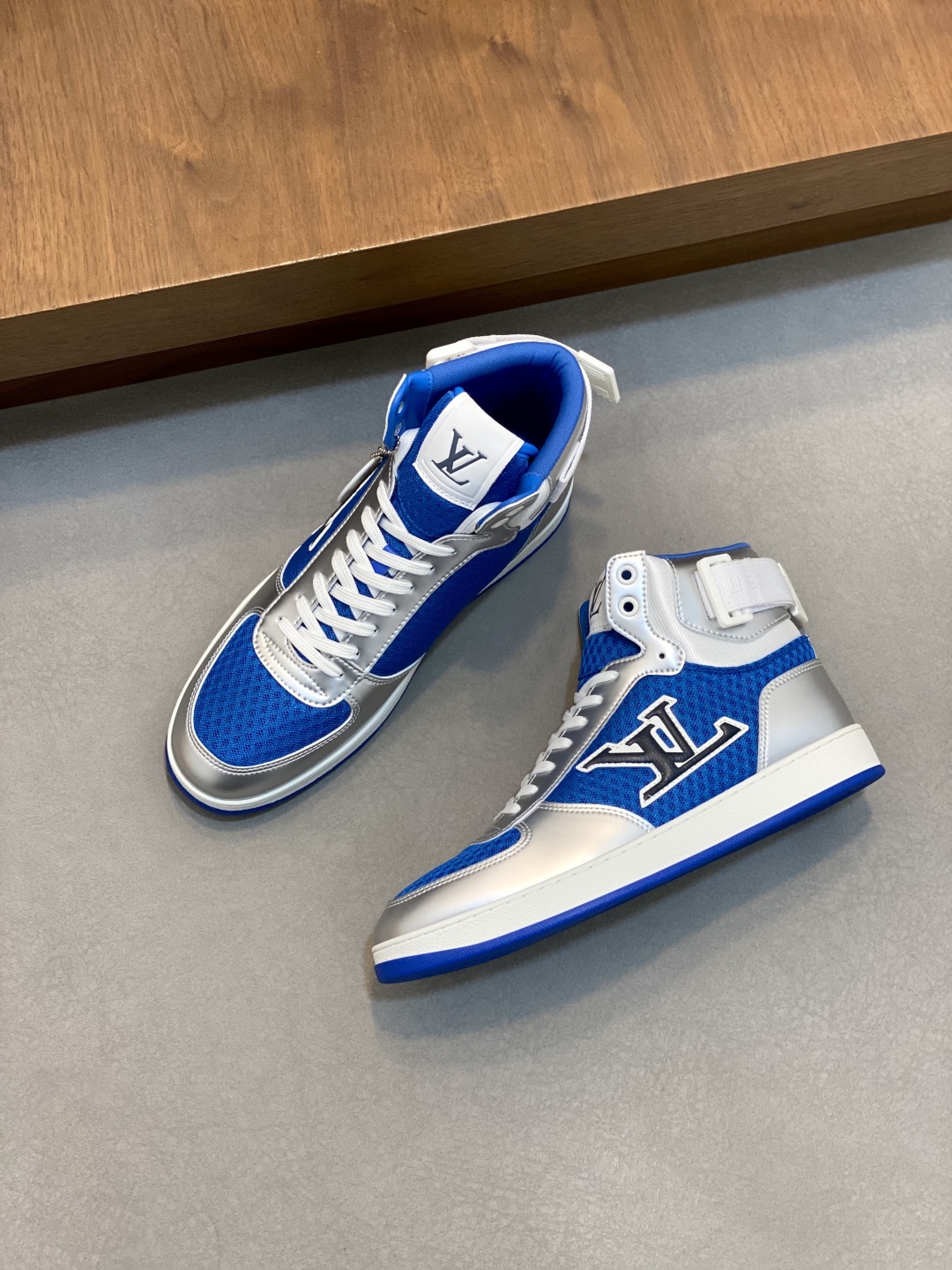 LV 一比一藍白高筒運動鞋 金屬質感 時尚百搭款｜歐美奢侈品精品推薦