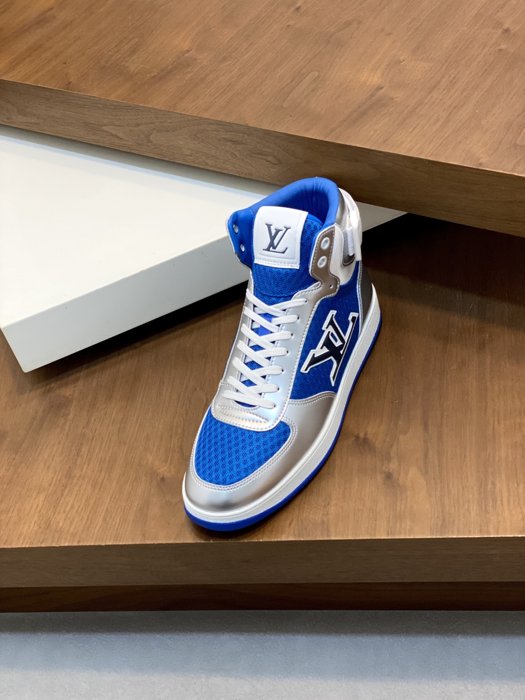 LV 一比一藍白高筒運動鞋 金屬質感 時尚百搭款｜歐美奢侈品精品推薦
