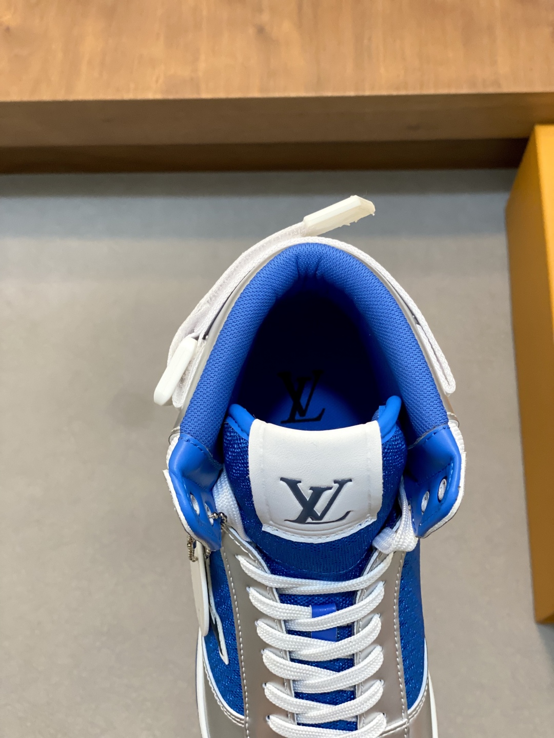 LV 一比一藍白高筒運動鞋 金屬質感 時尚百搭款｜歐美奢侈品精品推薦