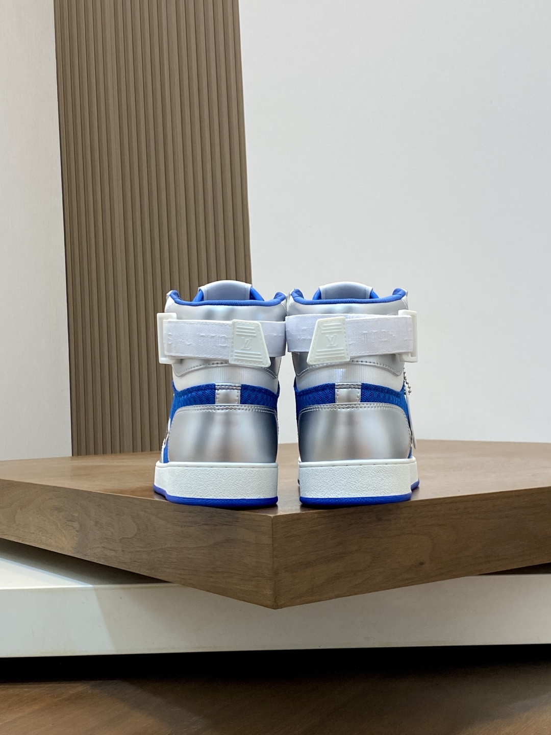 LV 一比一藍白高筒運動鞋 金屬質感 時尚百搭款｜歐美奢侈品精品推薦