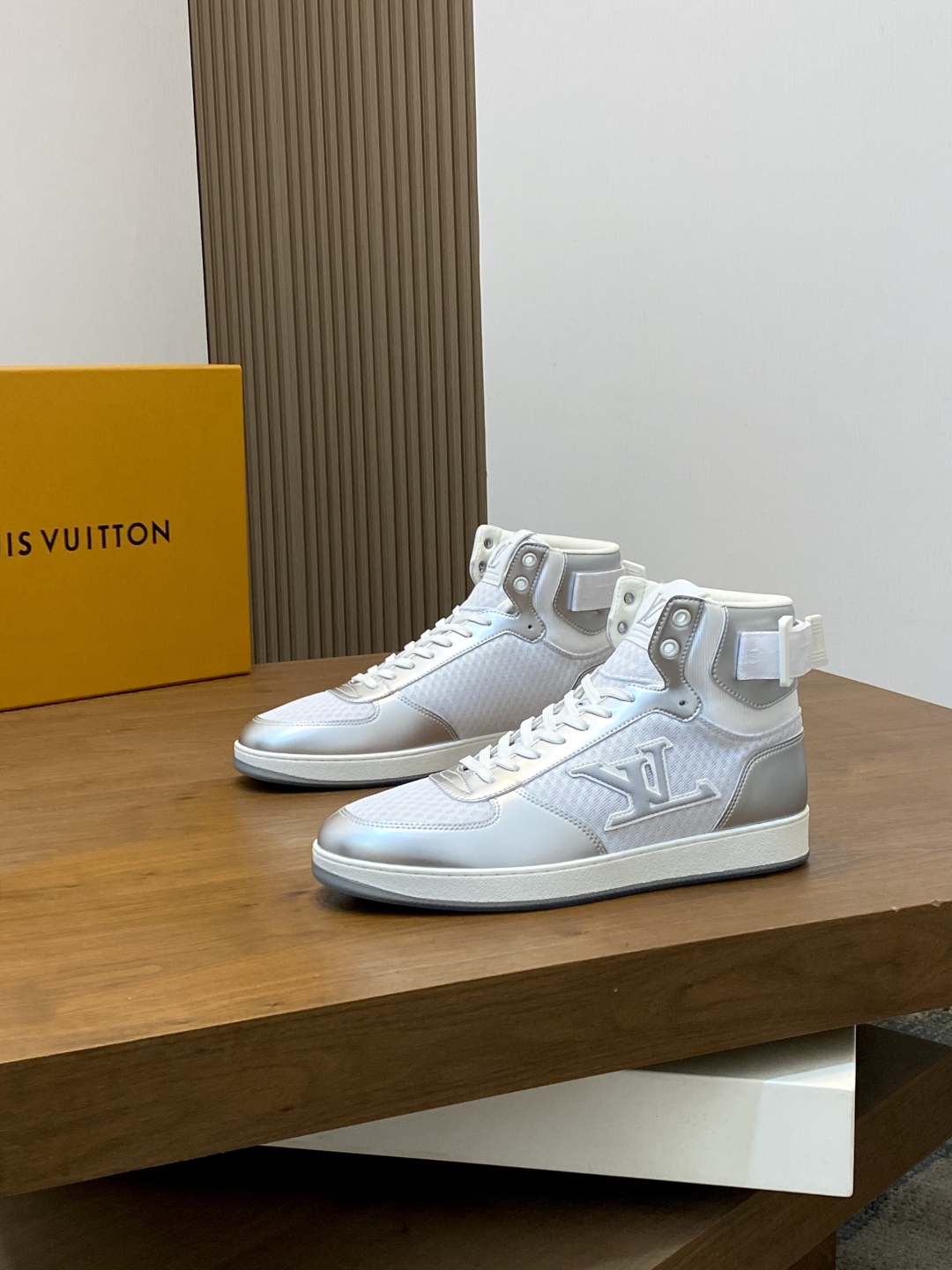 LV 原單白銀高筒運動鞋 簡約百搭 潮流設計款｜歐美奢侈品精品推薦