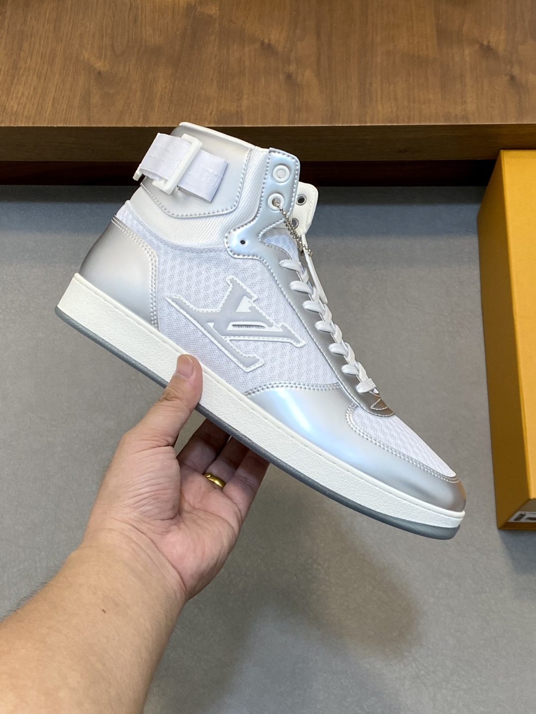 LV 原單白銀高筒運動鞋 簡約百搭 潮流設計款｜歐美奢侈品精品推薦
