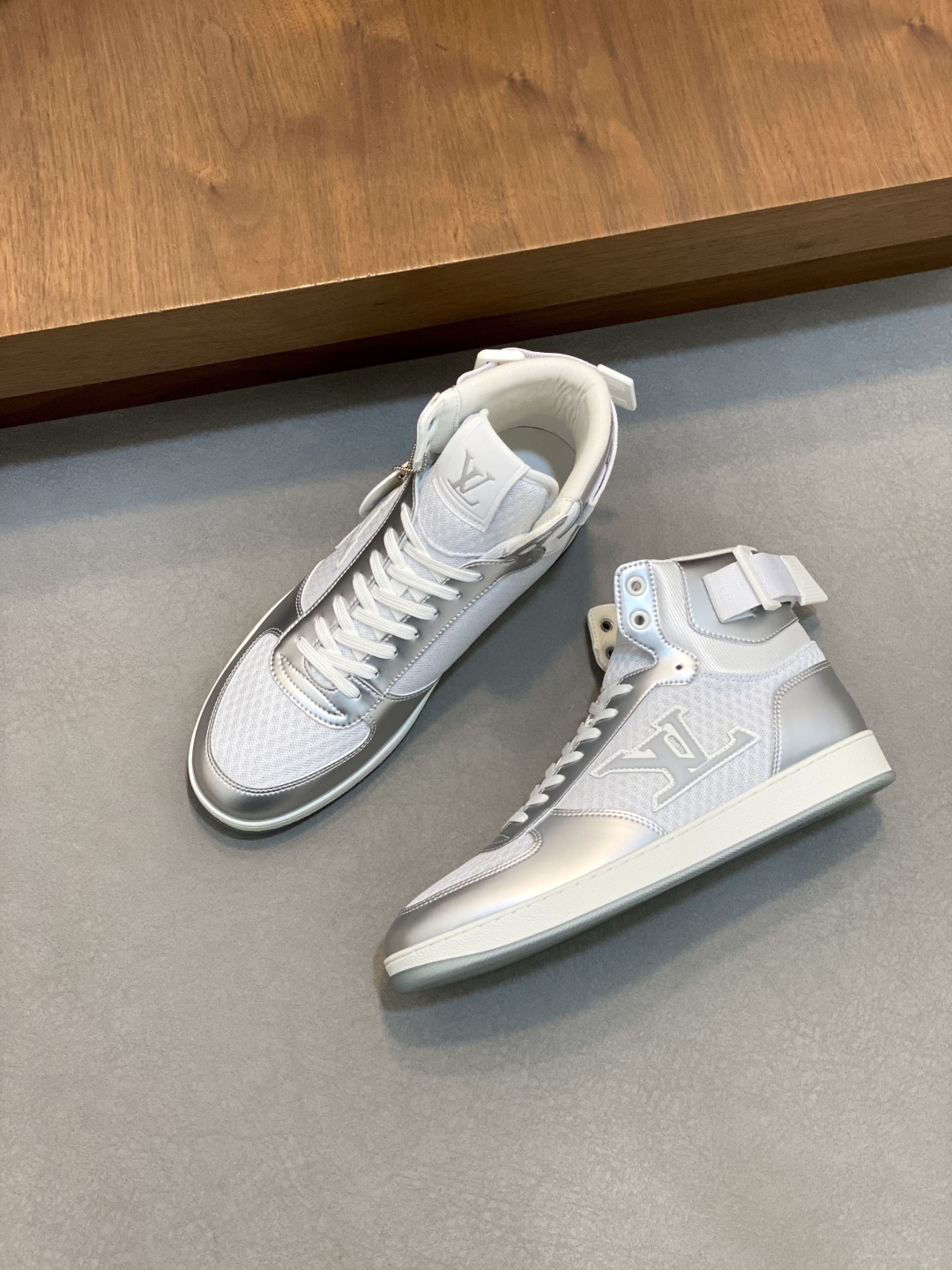 LV 原單白銀高筒運動鞋 簡約百搭 潮流設計款｜歐美奢侈品精品推薦