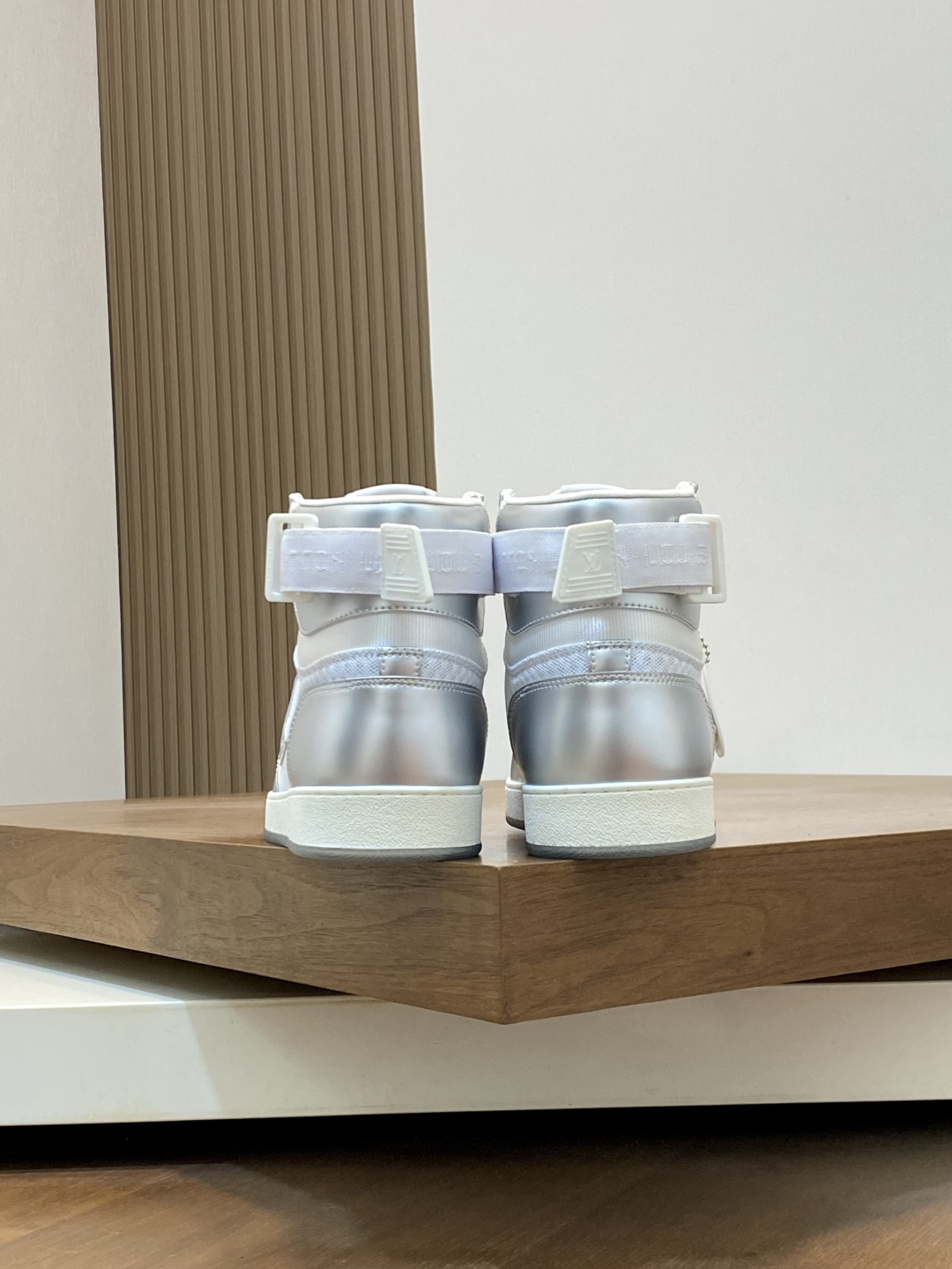 LV 原單白銀高筒運動鞋 簡約百搭 潮流設計款｜歐美奢侈品精品推薦