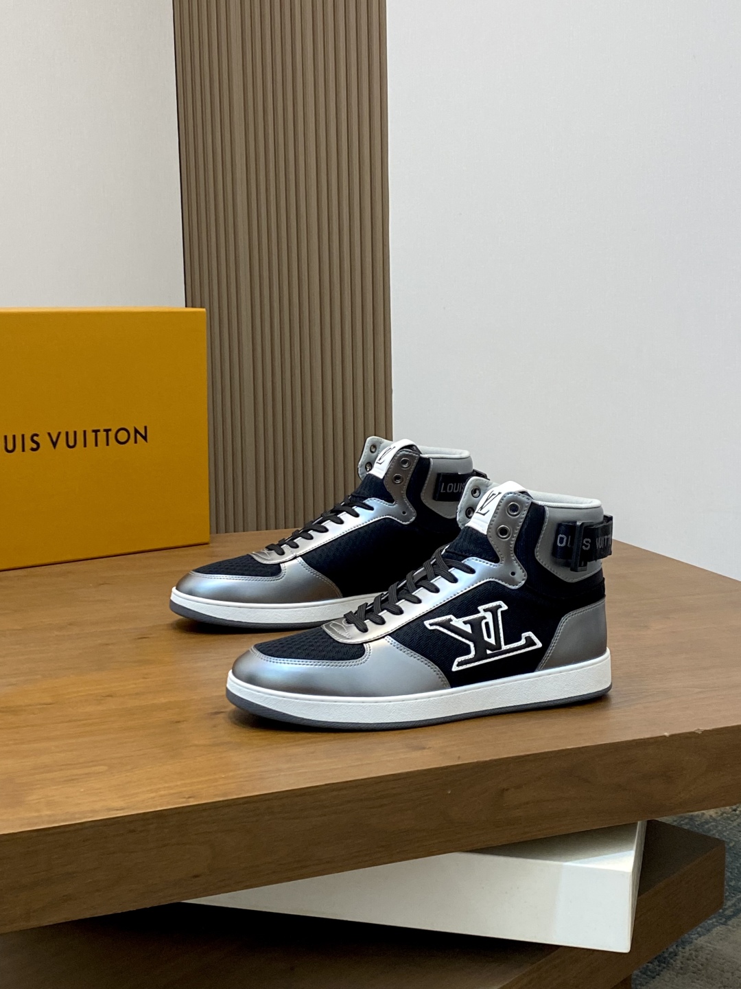 LV 精品仿製黑銀高筒運動鞋 潮流拼接設計 百搭街頭風｜歐美奢侈品精品推薦