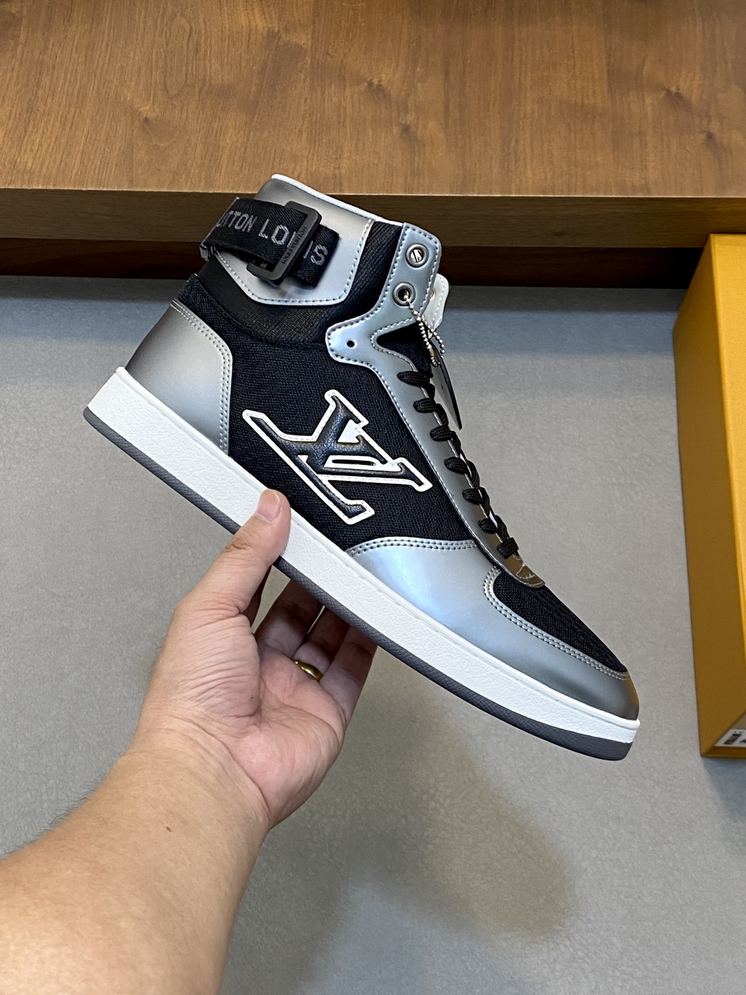 LV 精品仿製黑銀高筒運動鞋 潮流拼接設計 百搭街頭風｜歐美奢侈品精品推薦