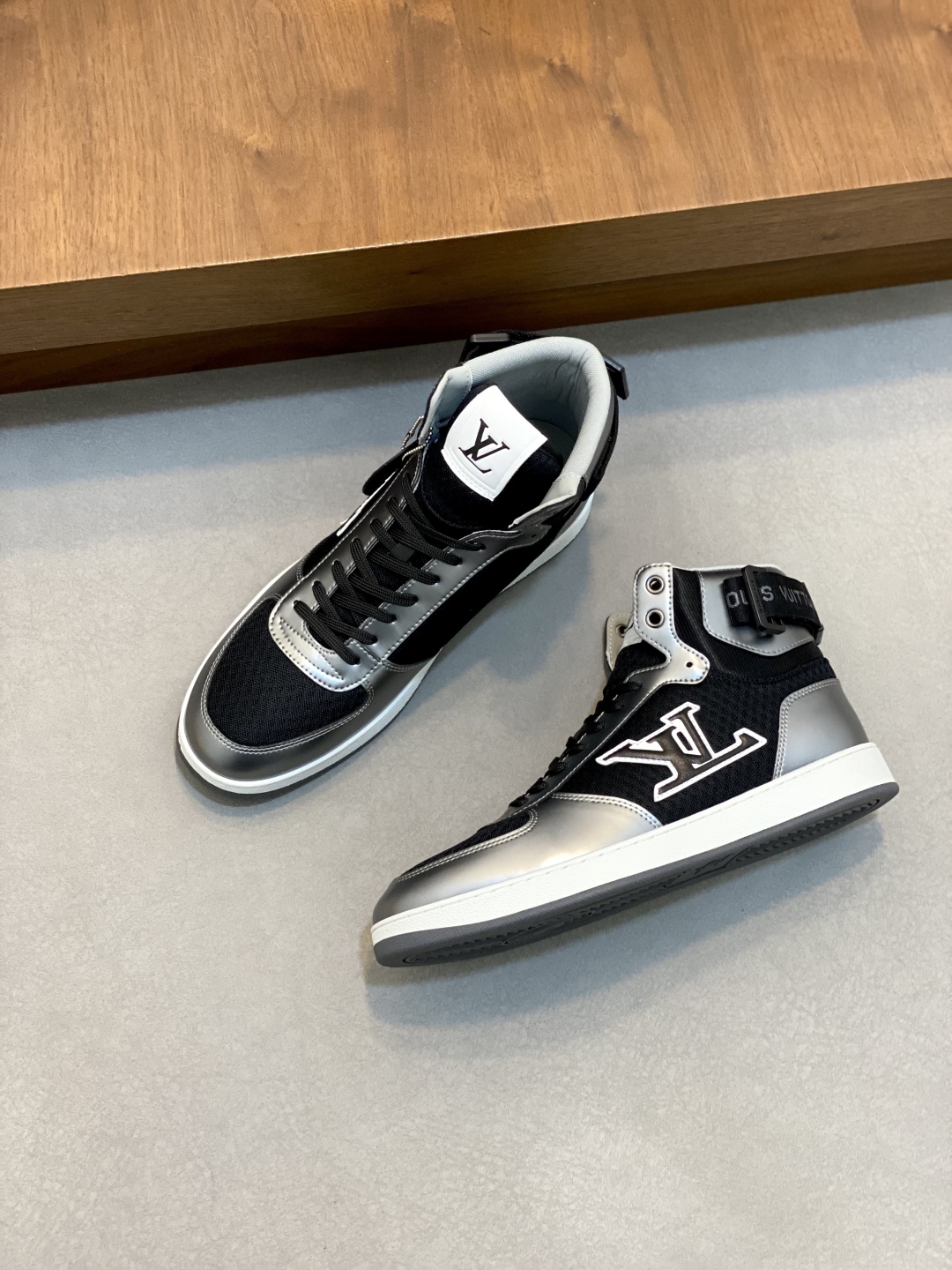 LV 精品仿製黑銀高筒運動鞋 潮流拼接設計 百搭街頭風｜歐美奢侈品精品推薦