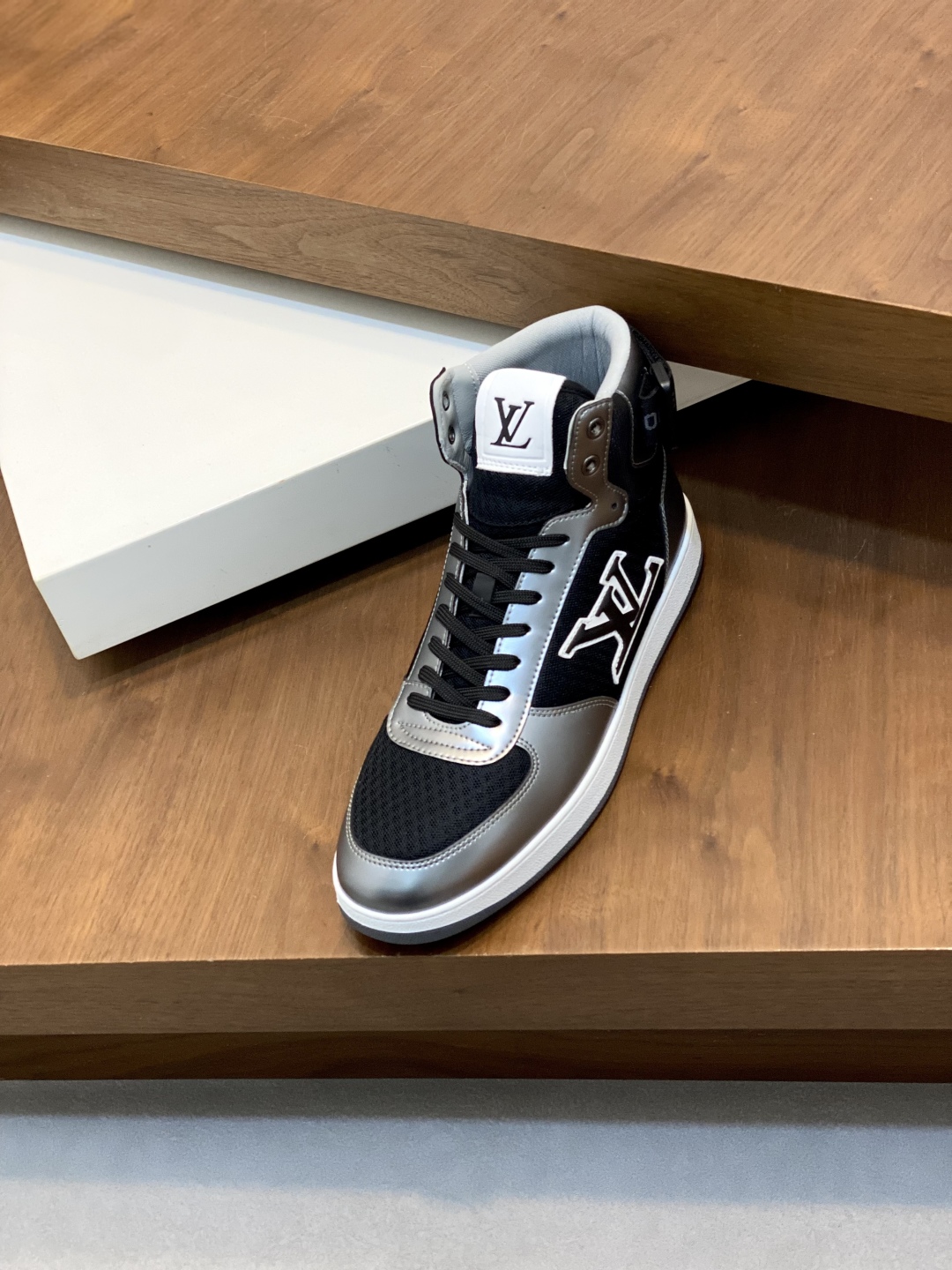 LV 精品仿製黑銀高筒運動鞋 潮流拼接設計 百搭街頭風｜歐美奢侈品精品推薦