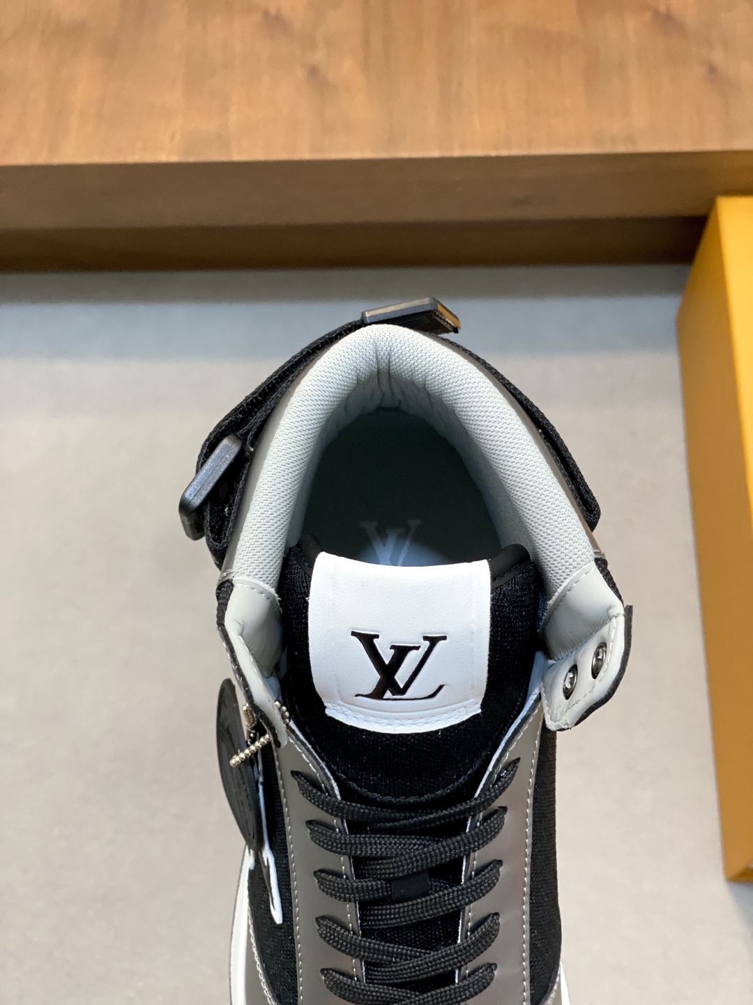 LV 精品仿製黑銀高筒運動鞋 潮流拼接設計 百搭街頭風｜歐美奢侈品精品推薦