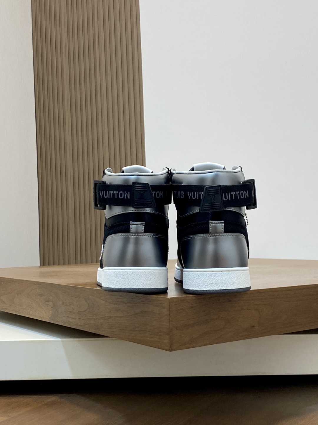 LV 精品仿製黑銀高筒運動鞋 潮流拼接設計 百搭街頭風｜歐美奢侈品精品推薦