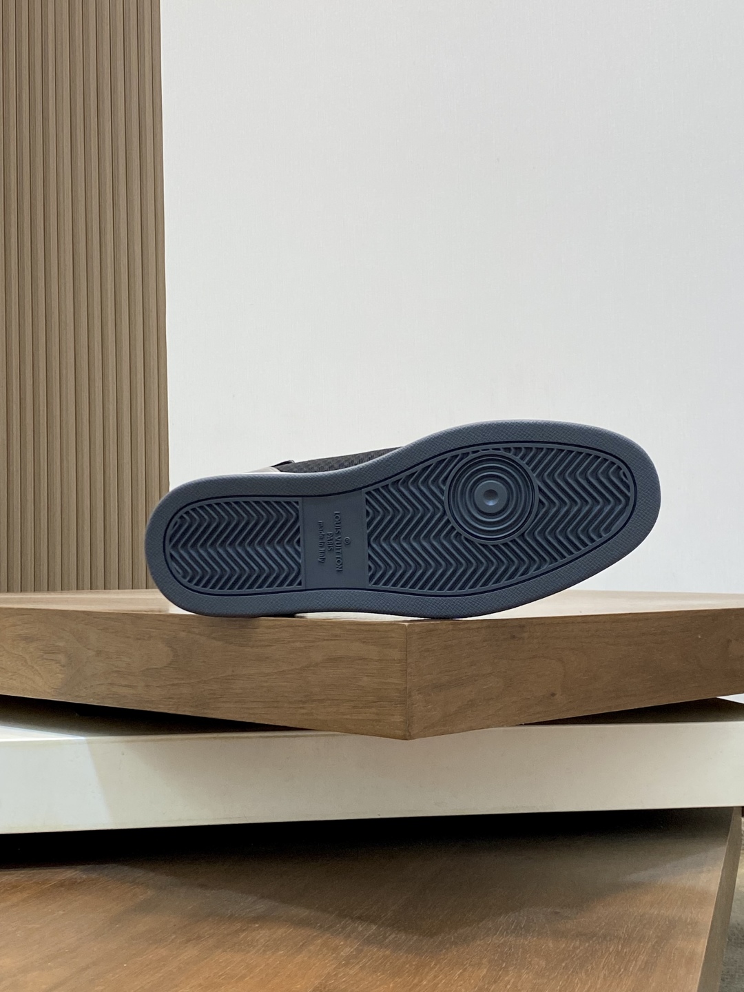 LV 精品仿製黑銀高筒運動鞋 潮流拼接設計 百搭街頭風｜歐美奢侈品精品推薦