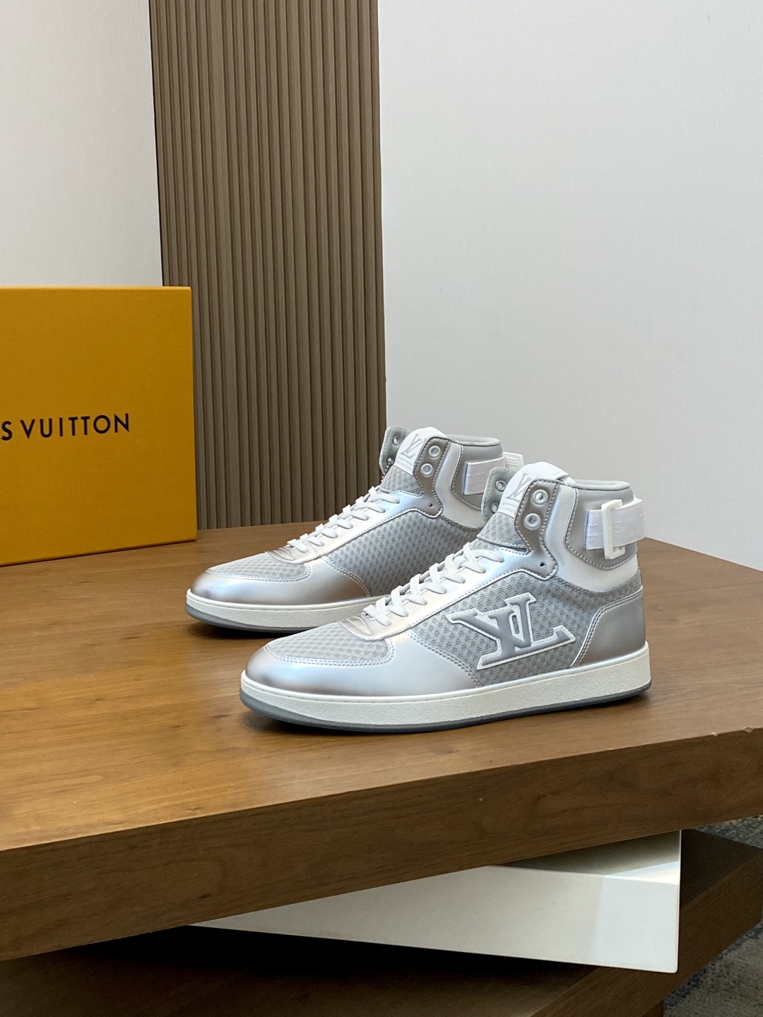 LV A貨銀灰高筒運動鞋 網眼拼接設計 潮流百搭款｜歐美奢侈品精品推薦