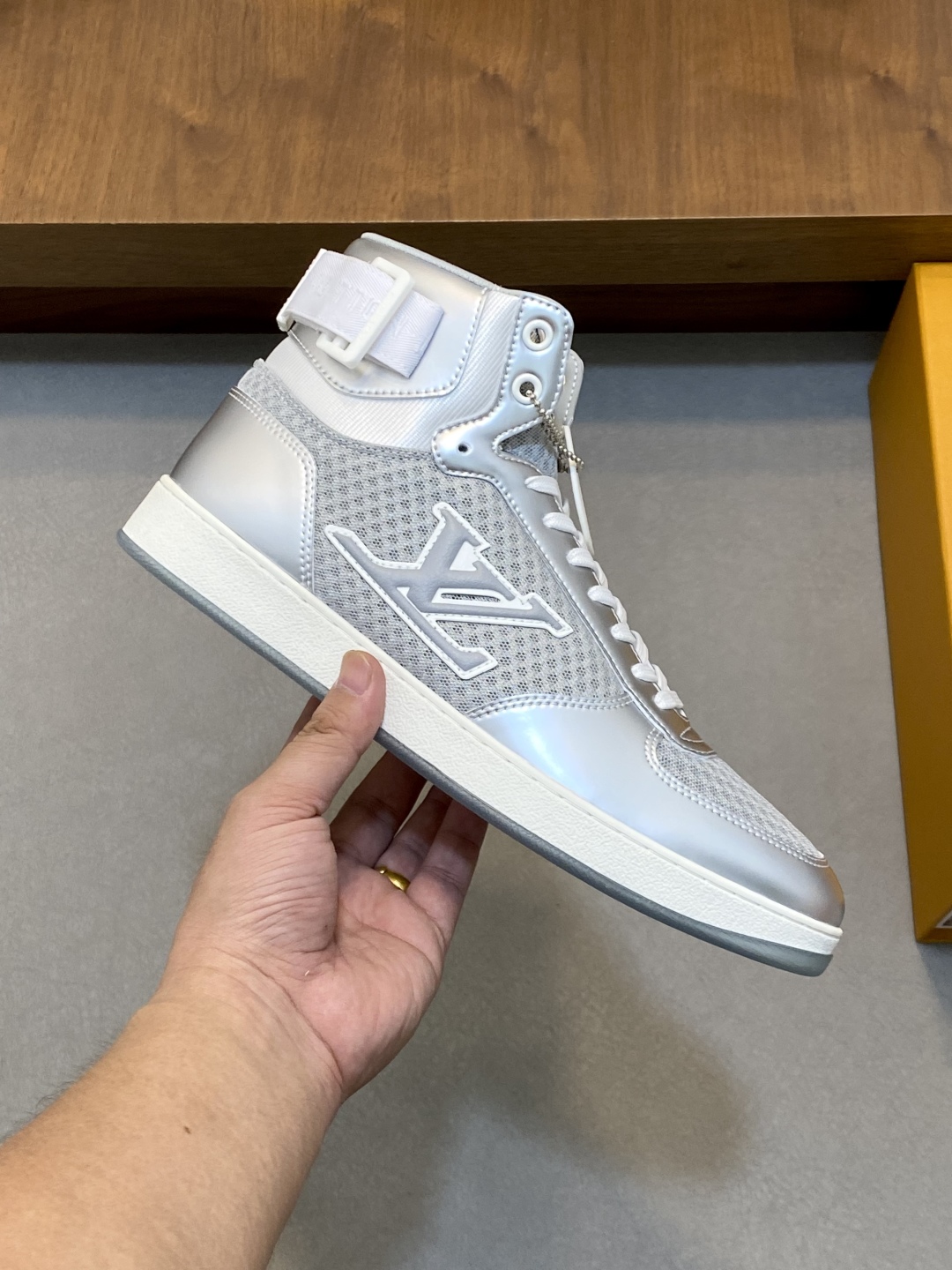 LV A貨銀灰高筒運動鞋 網眼拼接設計 潮流百搭款｜歐美奢侈品精品推薦