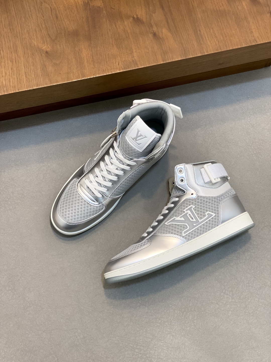 LV A貨銀灰高筒運動鞋 網眼拼接設計 潮流百搭款｜歐美奢侈品精品推薦
