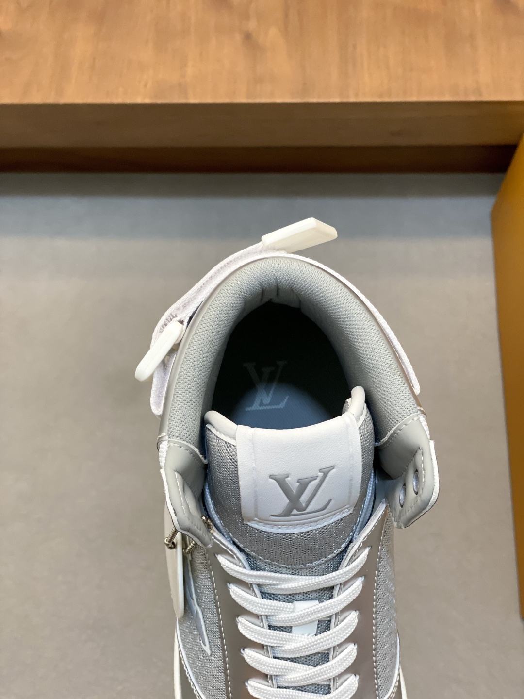 LV A貨銀灰高筒運動鞋 網眼拼接設計 潮流百搭款｜歐美奢侈品精品推薦