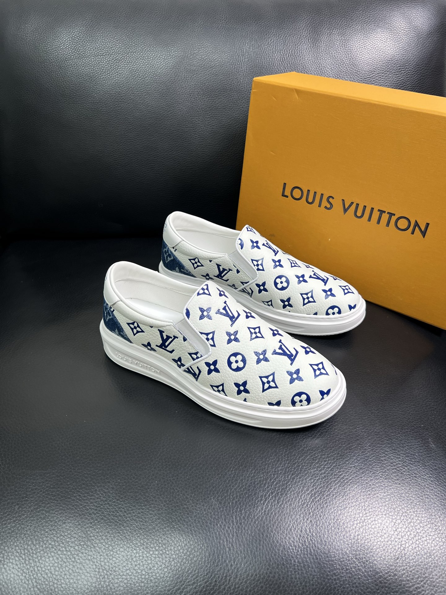 LV 高仿藍白滿印懶人鞋 經典時尚百搭款 舒適穿搭推薦|超A仿原單精品圖片 1 LV 高仿藍白滿印懶人鞋 經典時尚百搭款 舒適穿搭推薦