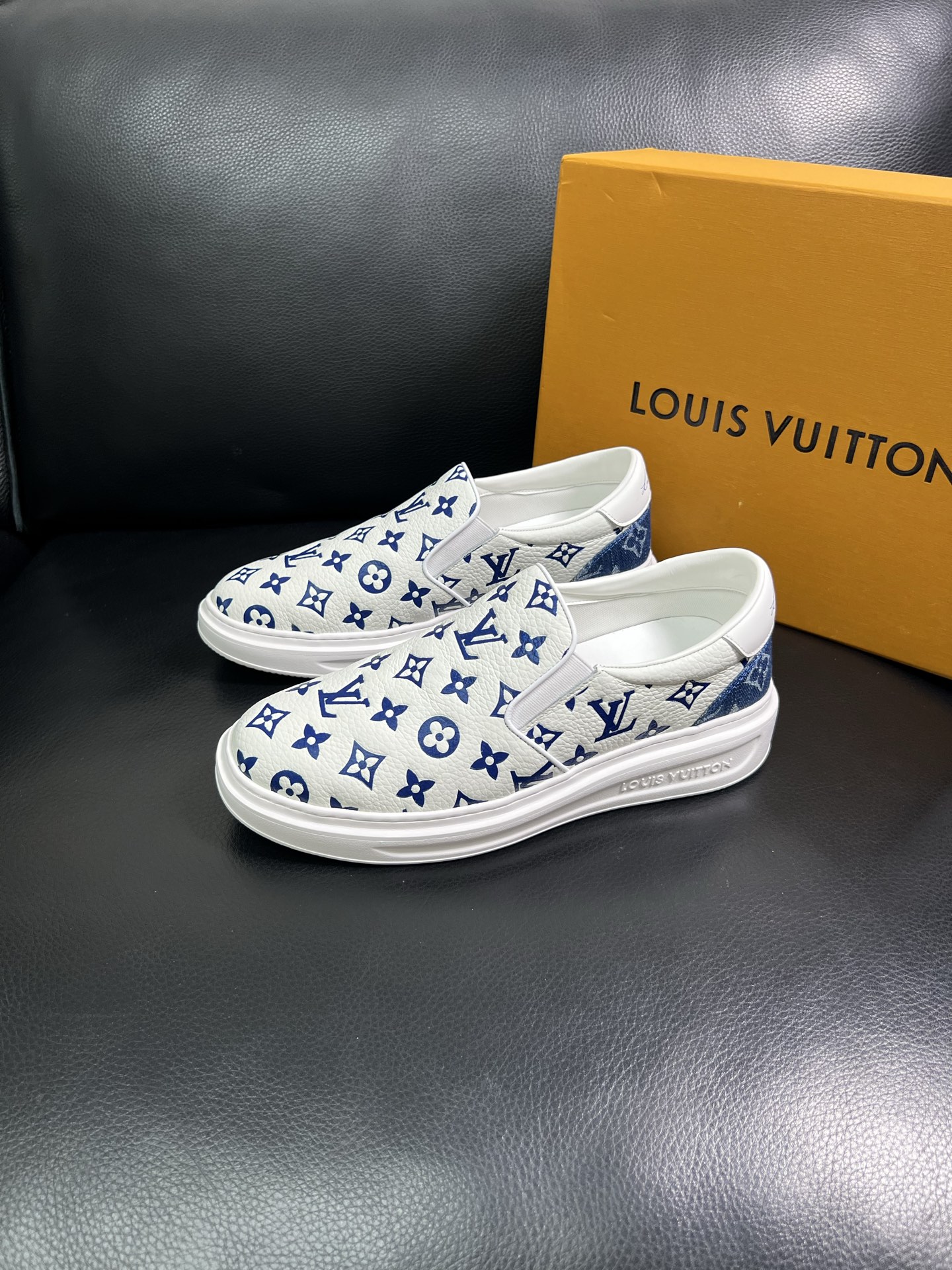 LV 高仿藍白滿印懶人鞋 經典時尚百搭款 舒適穿搭推薦|超A仿原單精品圖片 6 LV 高仿藍白滿印懶人鞋 經典時尚百搭款 舒適穿搭推薦|歐美奢侈品精品推薦