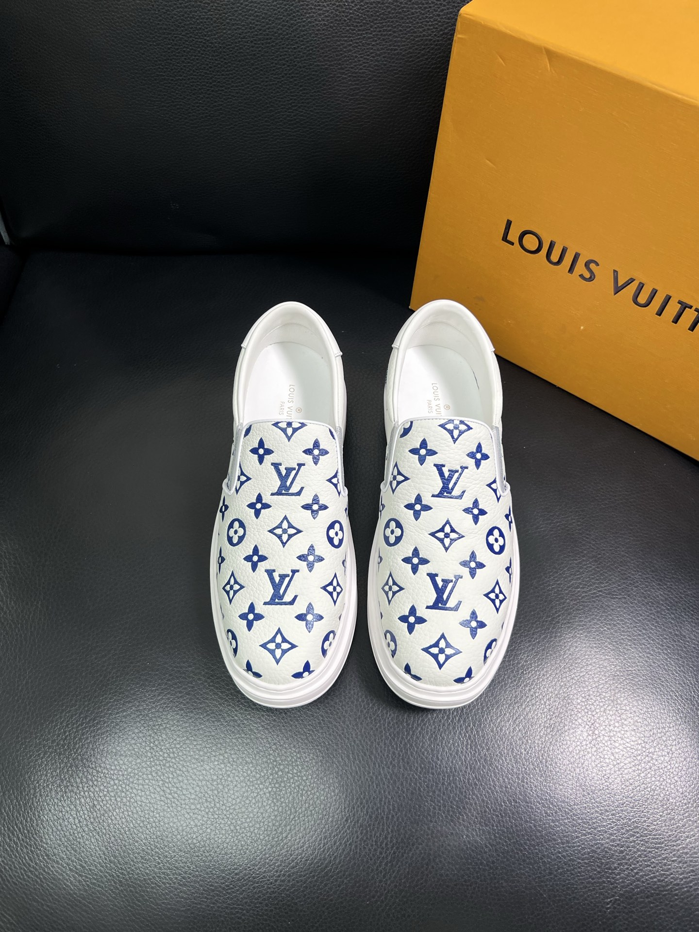 LV 高仿藍白滿印懶人鞋 經典時尚百搭款 舒適穿搭推薦|超A仿原單精品圖片 13 LV 高仿藍白滿印懶人鞋 經典時尚百搭款 舒適穿搭推薦|歐美奢侈品精品推薦