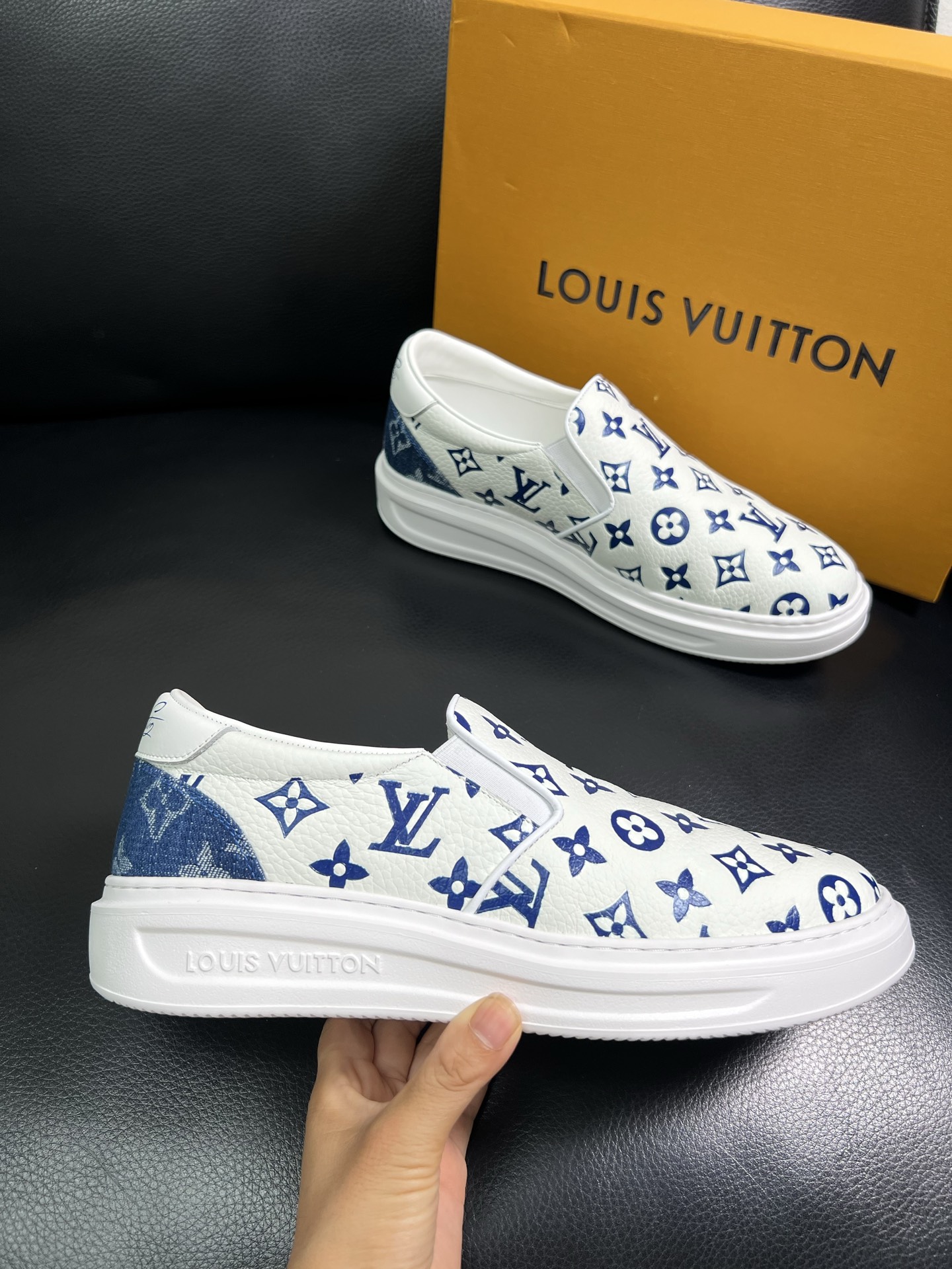 LV 高仿藍白滿印懶人鞋 經典時尚百搭款 舒適穿搭推薦｜歐美奢侈品精品推薦