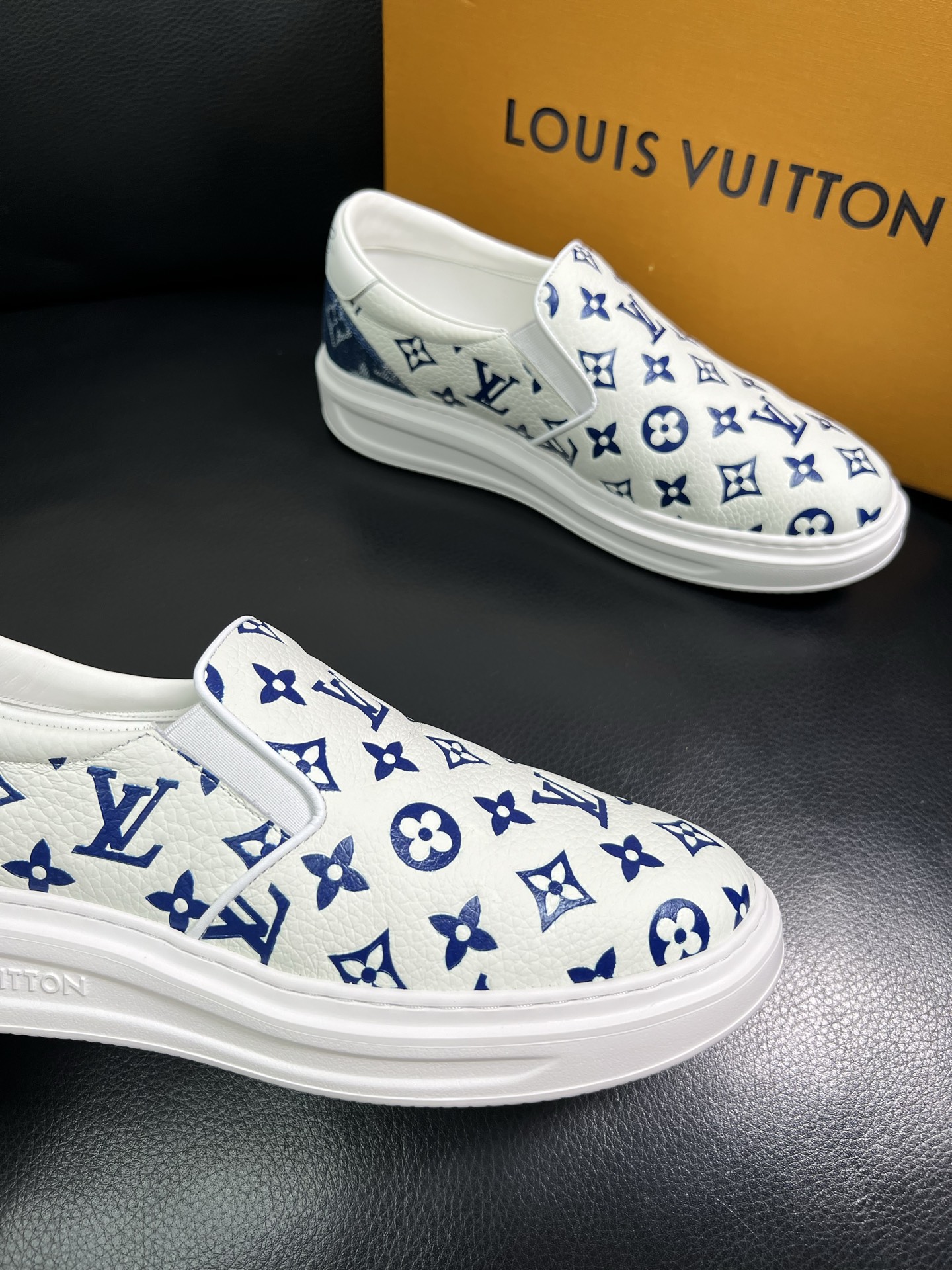 LV 高仿藍白滿印懶人鞋 經典時尚百搭款 舒適穿搭推薦｜歐美奢侈品精品推薦