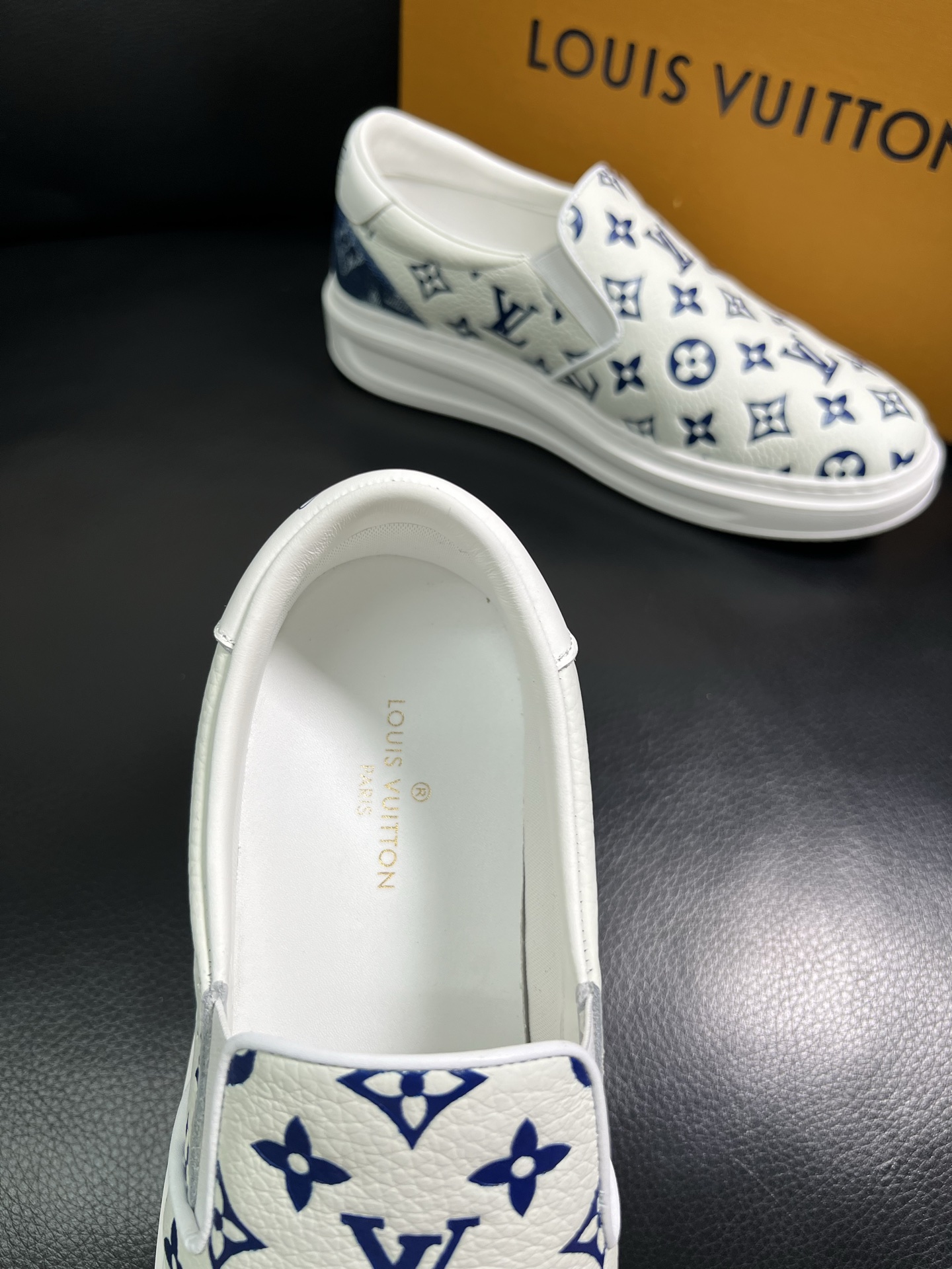 LV 高仿藍白滿印懶人鞋 經典時尚百搭款 舒適穿搭推薦｜歐美奢侈品精品推薦