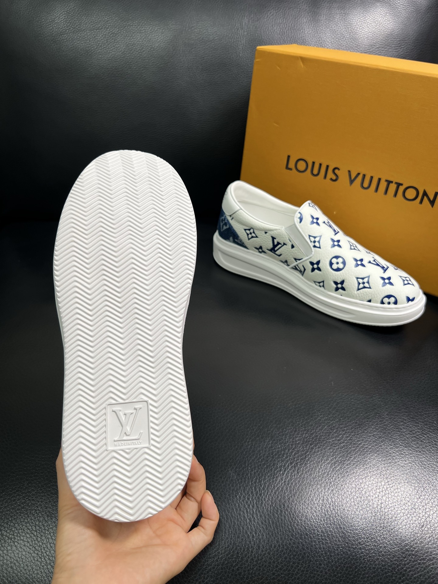 LV 高仿藍白滿印懶人鞋 經典時尚百搭款 舒適穿搭推薦｜歐美奢侈品精品推薦