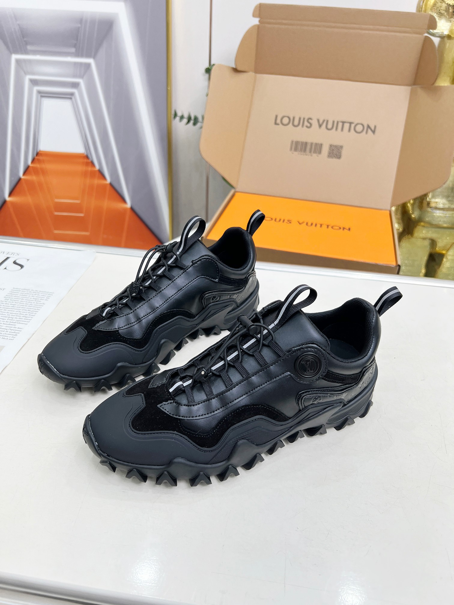LV 高仿黑色運動鞋 男款潮流百搭設計鞋履|超A仿原單精品圖片 1 LV 高仿黑色運動鞋 男款潮流百搭設計鞋履