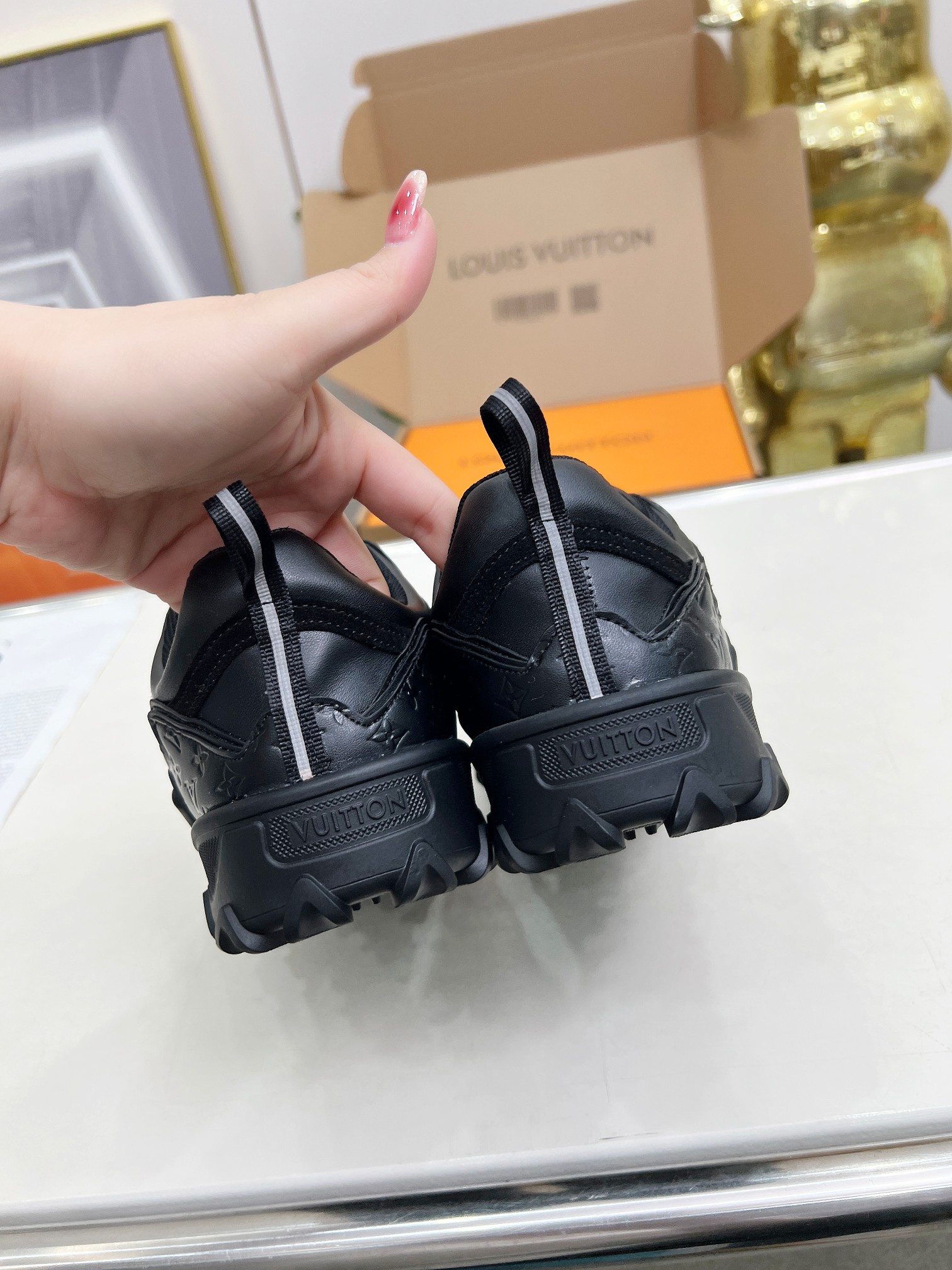 LV 高仿黑色運動鞋 男款潮流百搭設計鞋履|超A仿原單精品圖片 6 LV 高仿黑色運動鞋 男款潮流百搭設計鞋履|歐美奢侈品精品推薦