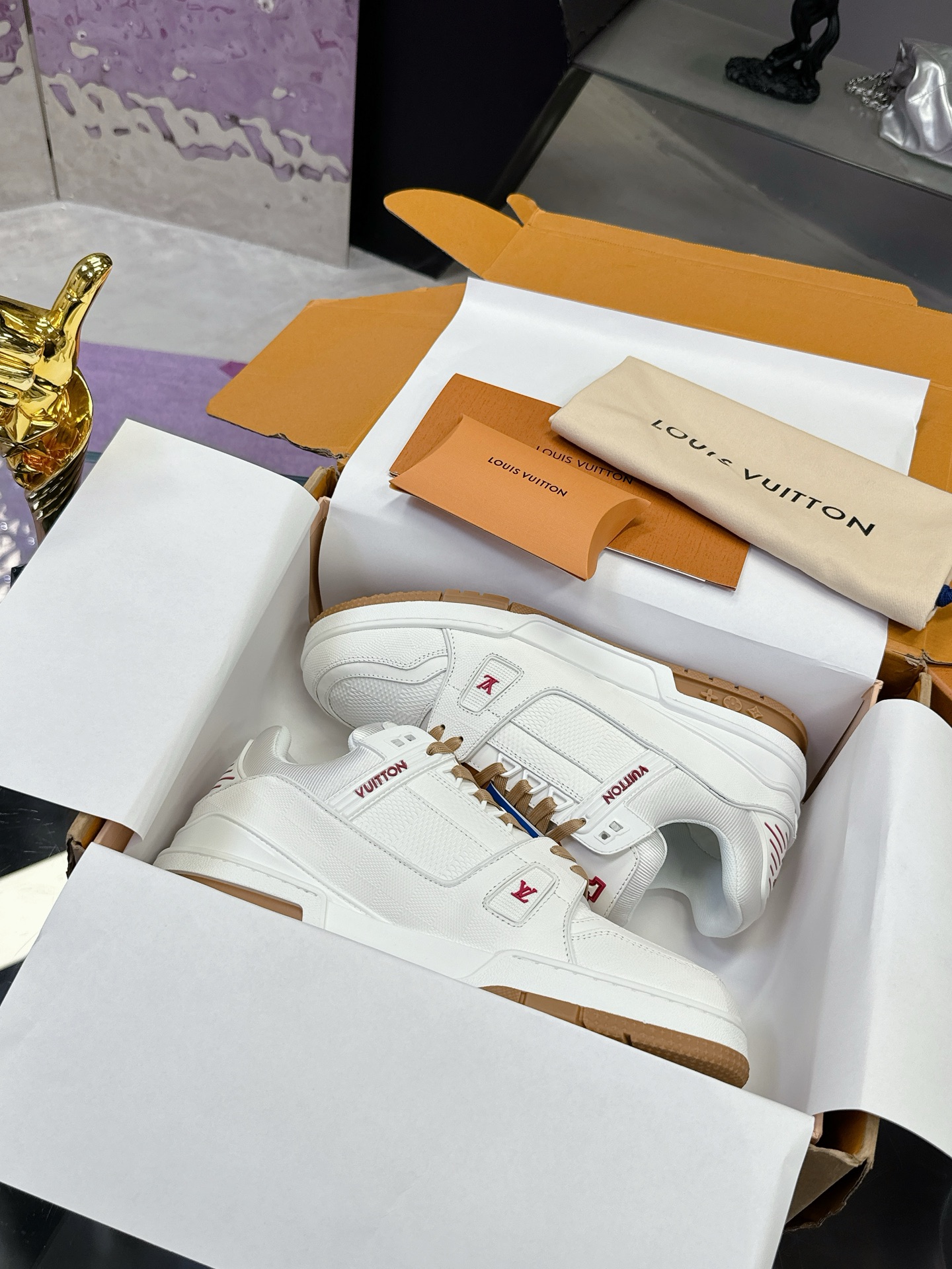LV 高仿白色低筒運動鞋 經典紅標細節設計|超A仿原單精品圖片 6 LV 高仿白色低筒運動鞋 經典紅標細節設計|歐美奢侈品精品推薦