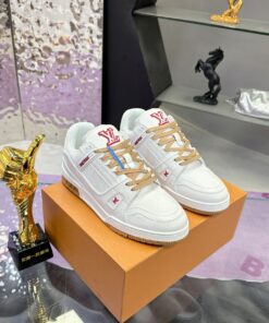 LV 高仿白色低筒運動鞋 經典紅標細節設計