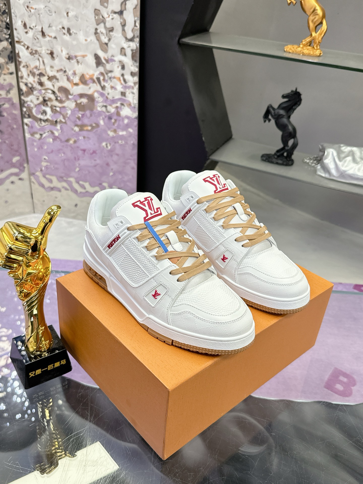 LV 高仿白色低筒運動鞋 經典紅標細節設計|超A仿原單精品圖片 14 LV 高仿白色低筒運動鞋 經典紅標細節設計|歐美奢侈品精品推薦